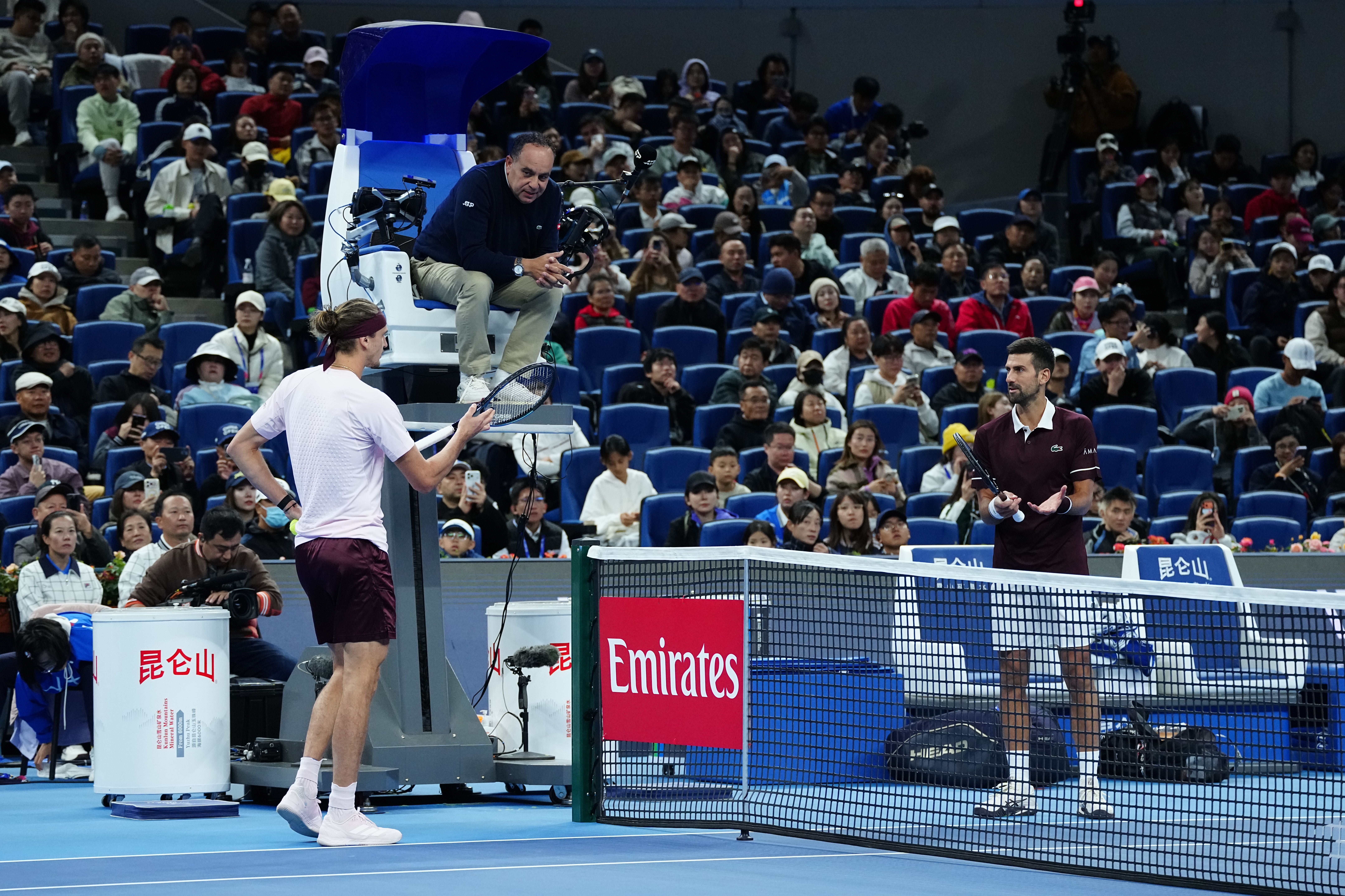Alexander Zverev und Novak Djokovic geraten in Peking wegen einer wechselnden Werbebande aneinander – am Ende muss der Schiedsrichter entscheiden.