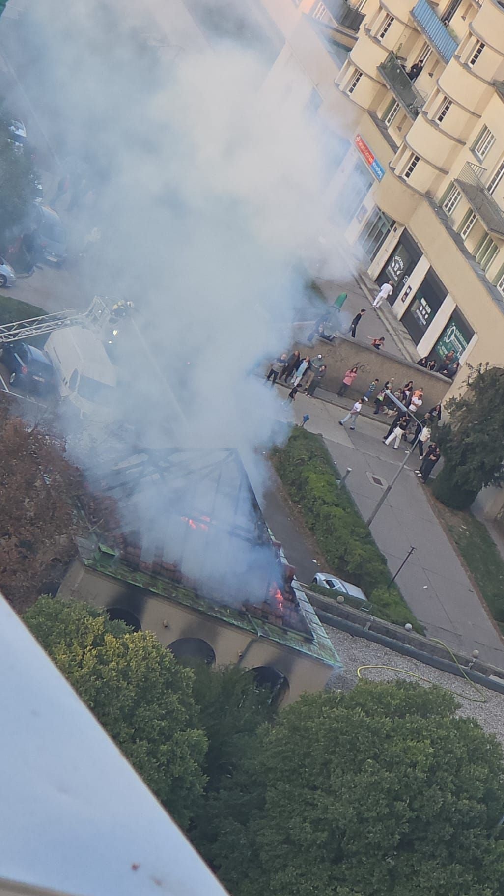 Dichter Rauch steigt aus dem brennenden Dach eines Gebäudes im Fliederhof auf.