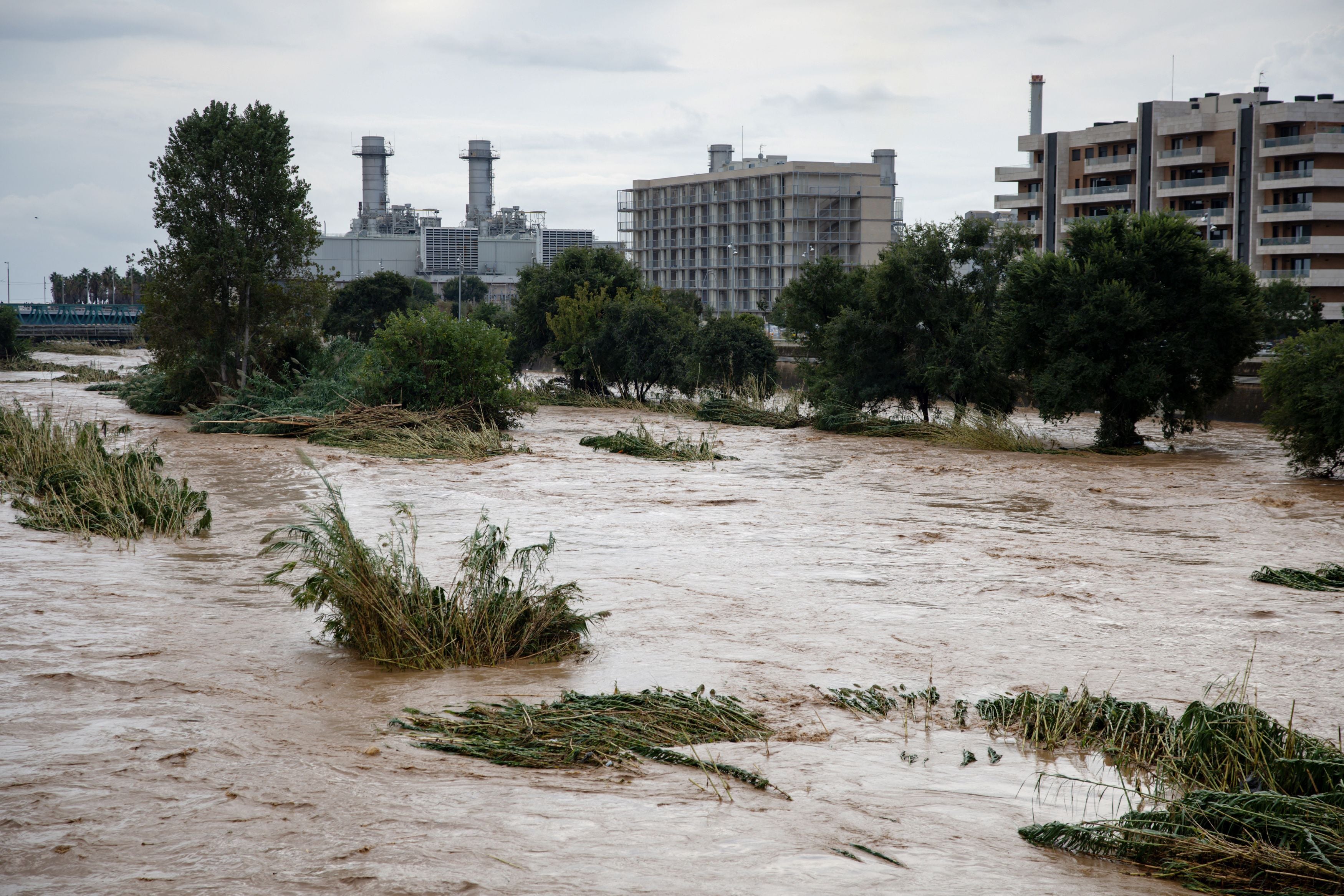 Der Fluss Besos bei Barcelona auf Pegel-Höchststand