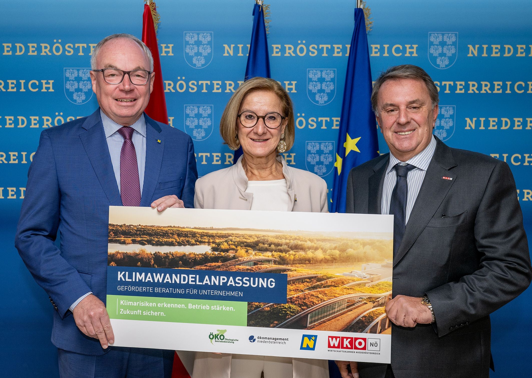 Landeshauptfrau Johanna Mikl-Leitner (mitte), WKNÖ-Präsident Wolfgang Ecker (rechts) und LH-Stellvertreter Stephan Pernkopf (links) unterstützen mit einem neuen Beratungsangebot Betriebe bei der Anpassung an Klimafolgen.