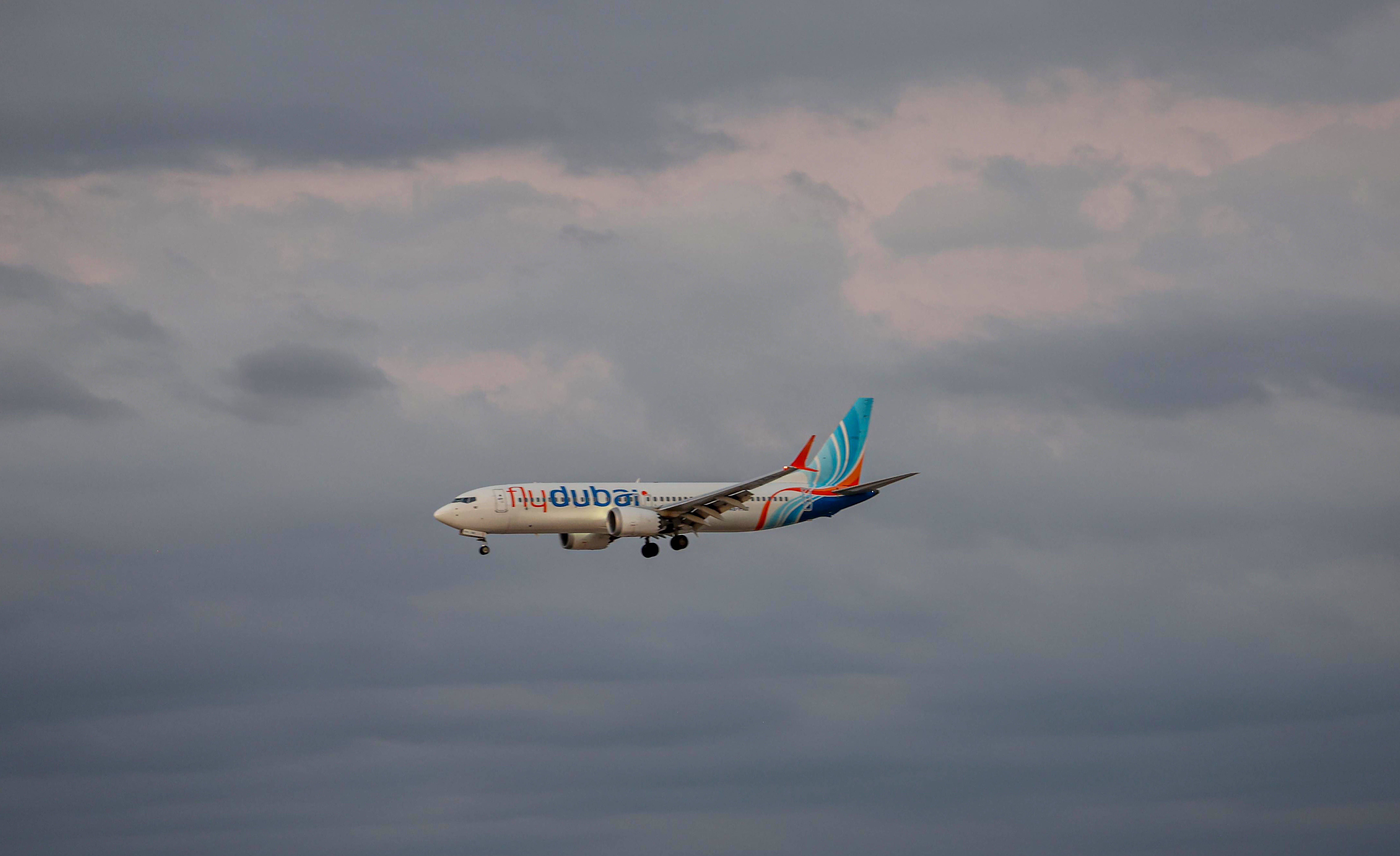 Ein Flydubai-Passagierflugzeug landet unter bewölktem Himmel am Flughafen Ben Gurion.