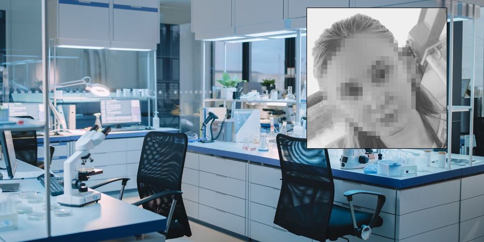 Modernes Labor mit Mikroskop und zwei leeren Stühlen; eingeblendet verpixeltes Porträt einer Frau.