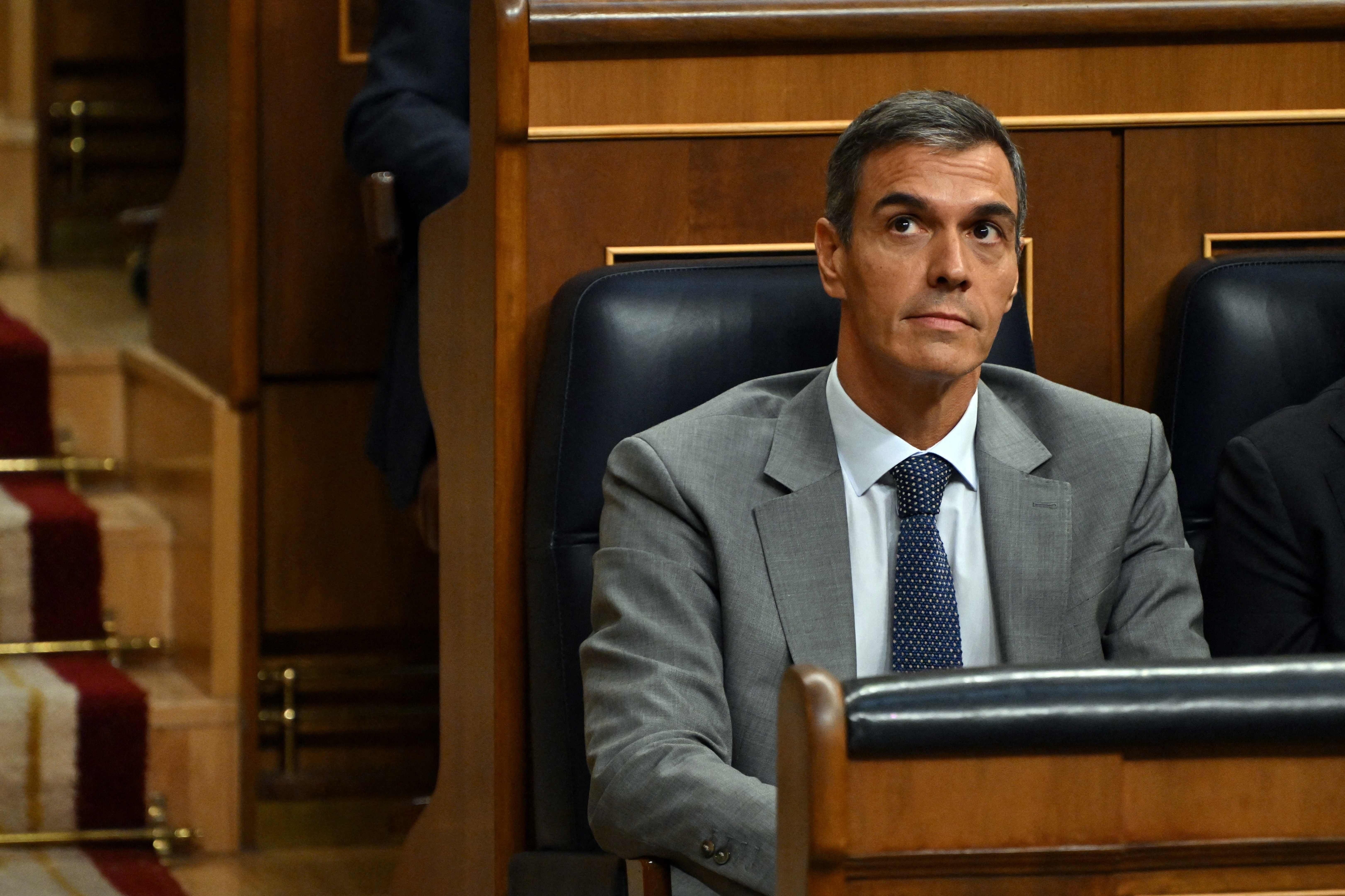 Ein Mann im grauen Anzug sitzt nachdenklich im spanischen Parlament.