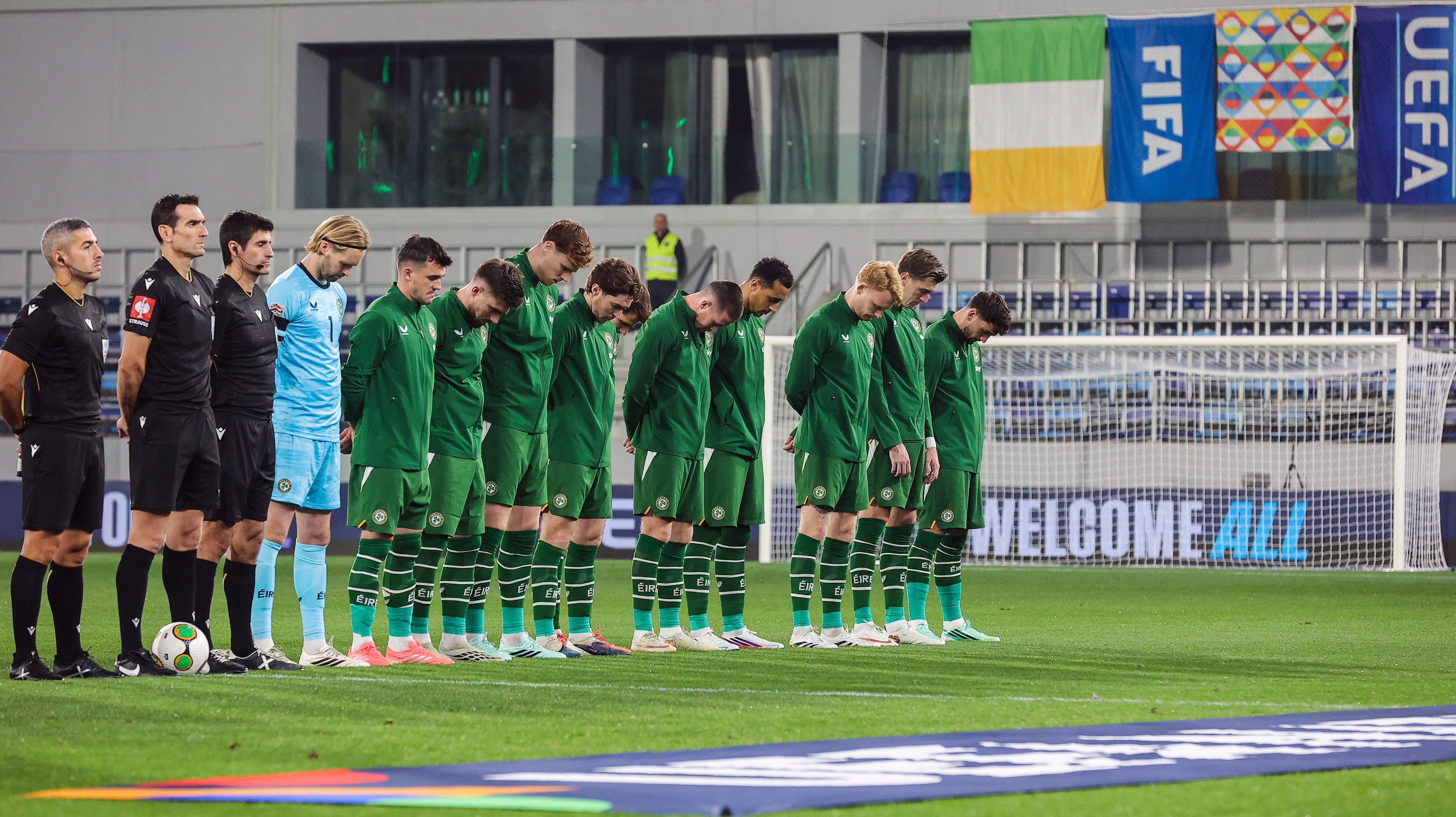 Deutliches Zeichen: Die irischen Spieler senken während der israelischen Nationalhymne demonstrativ ihre Köpfe.