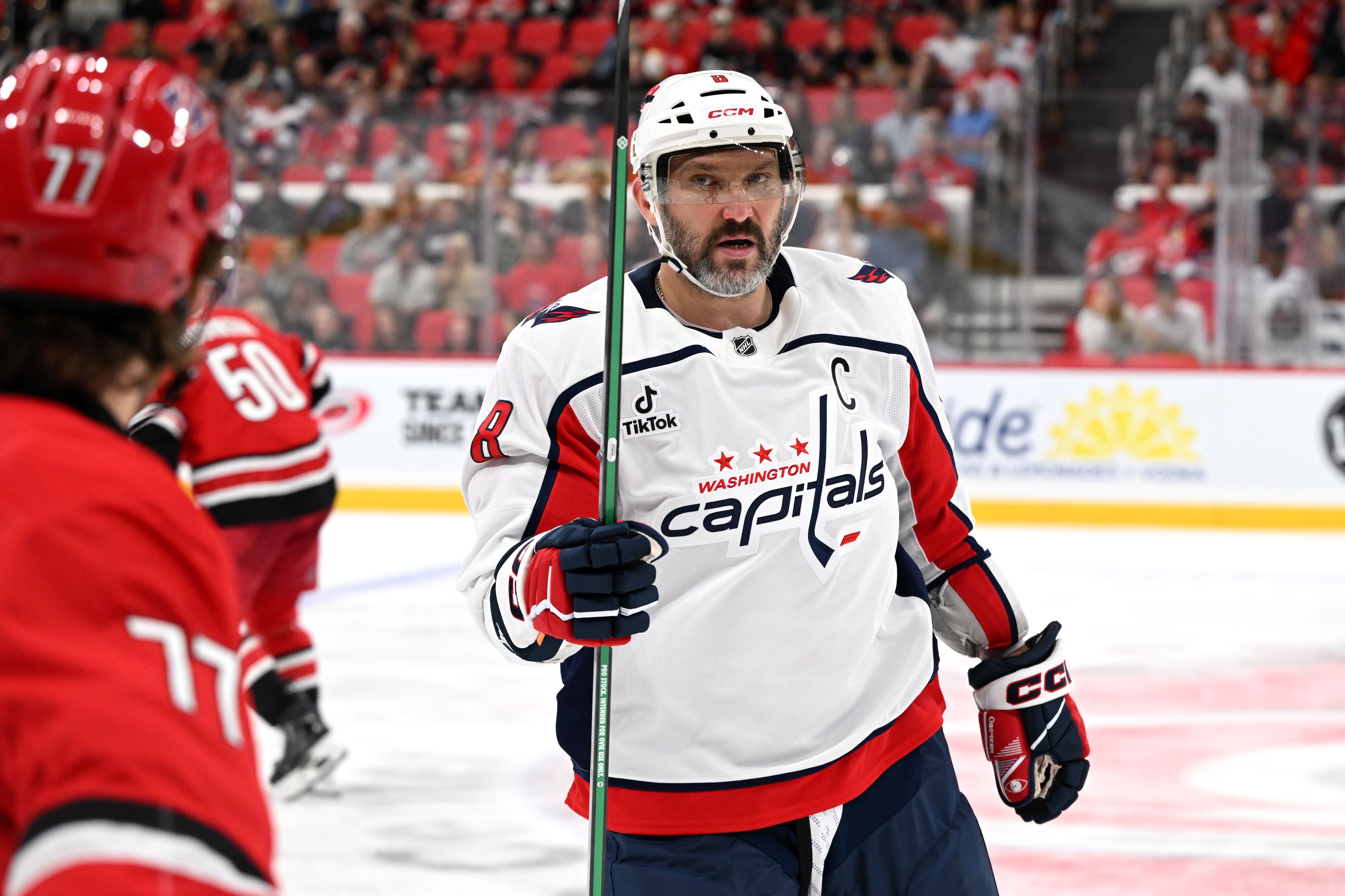 Ein Eishockeyspieler der Washington Capitals kehrt beim Spiel gegen die Hurricanes zur Bank zurück.