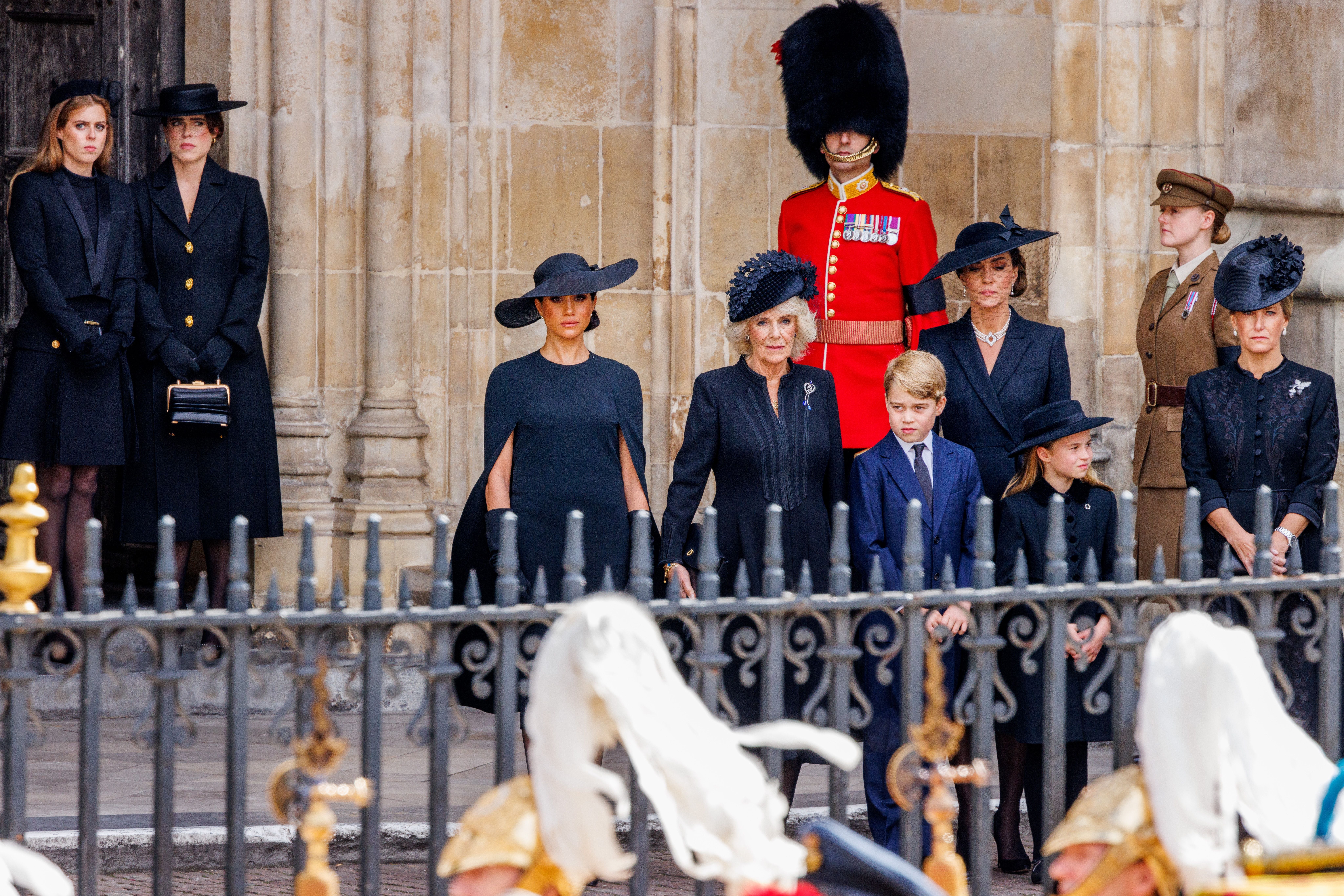 Mitglieder der britischen Königsfamilie stehen in schwarzer Kleidung bei einer Trauerfeier zusammen.