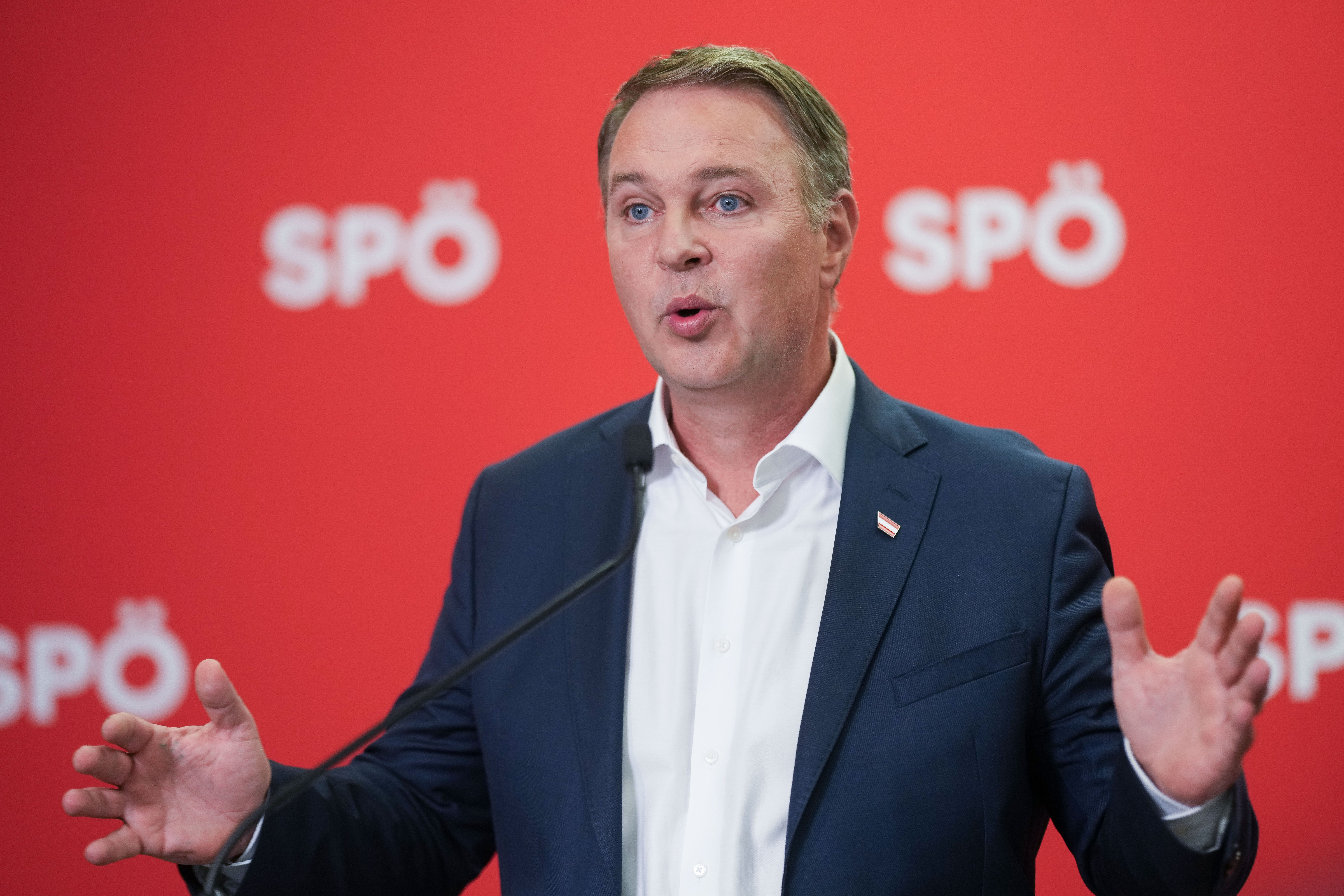 Andreas Babler spricht bei einer Pressekonferenz vor rotem SPÖ-Hintergrund in Wien.