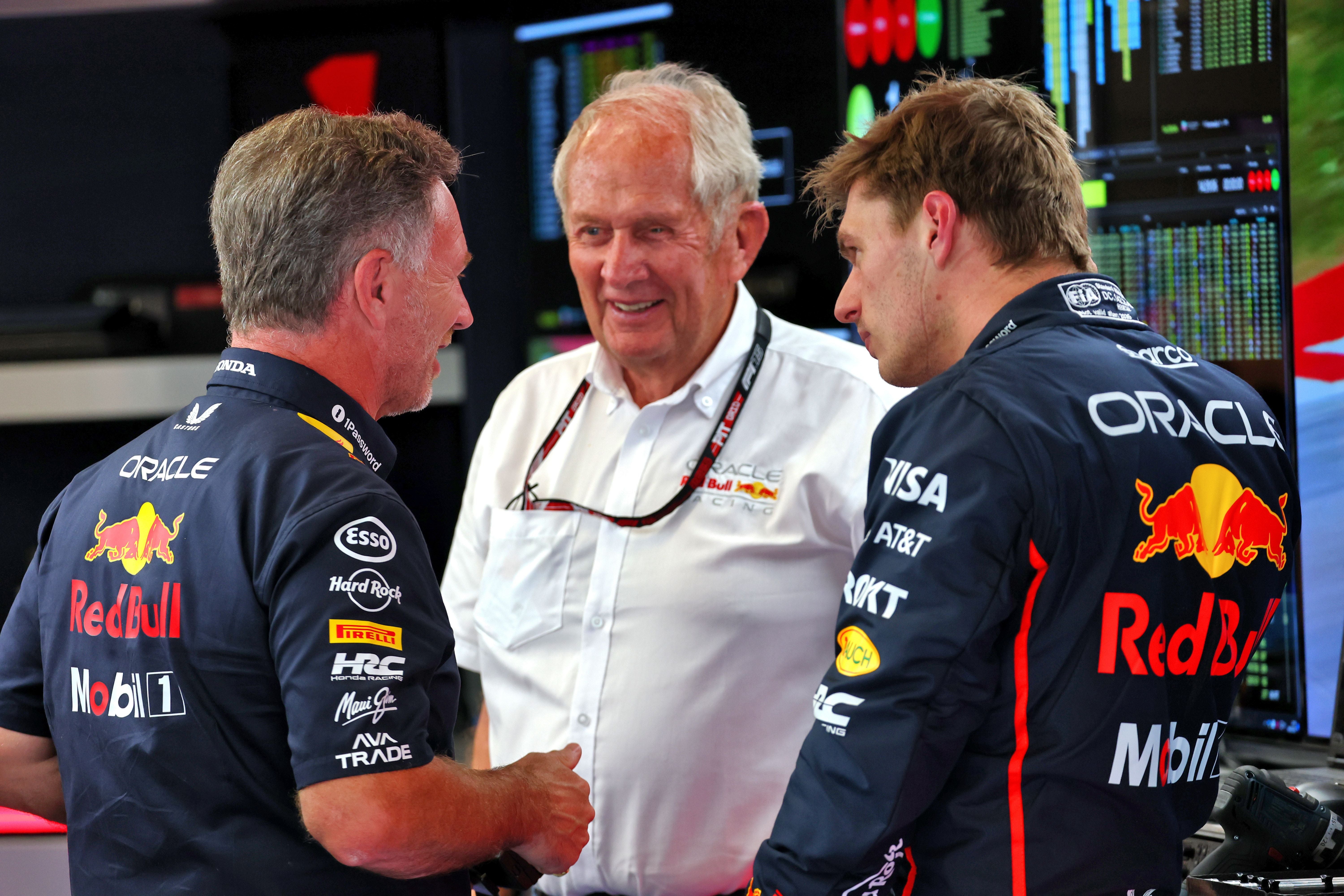 Marko (Mitte) im Mai 2025 im Gespräch mit Verstappen (r.) und Horner.