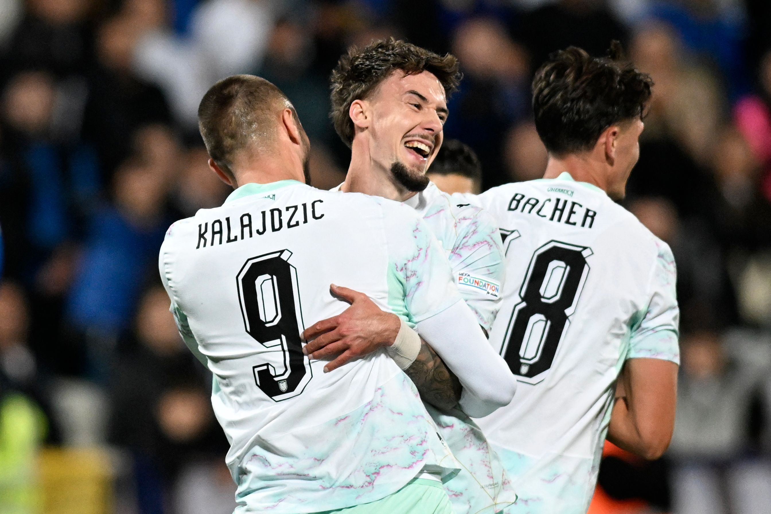 Österreichische Fußballspieler jubeln nach einem Tor im UEFA Nations League-Spiel gegen Kosovo.