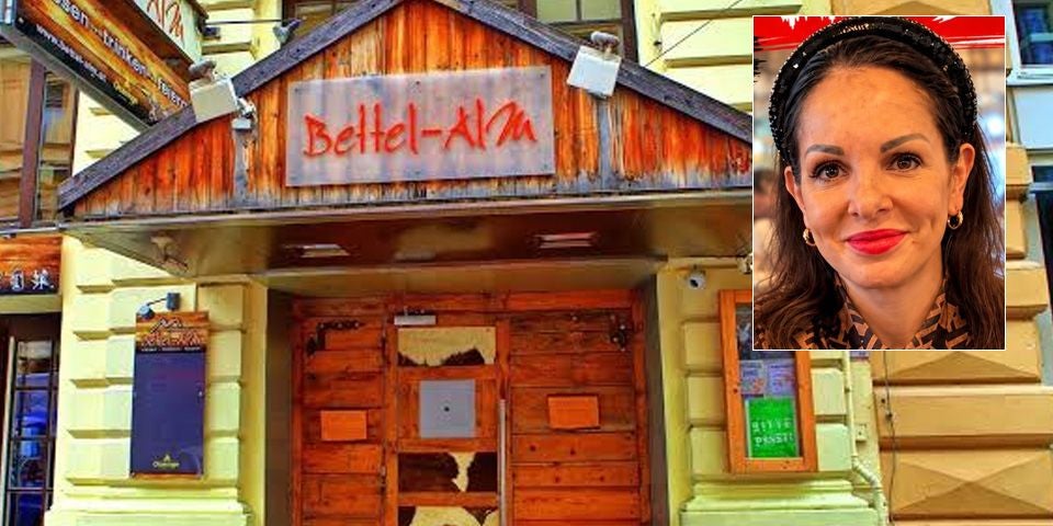 Eingang der Bettel-Alm mit Holzfassade, oben rechts Porträt einer Frau mit dunklem Haar.
