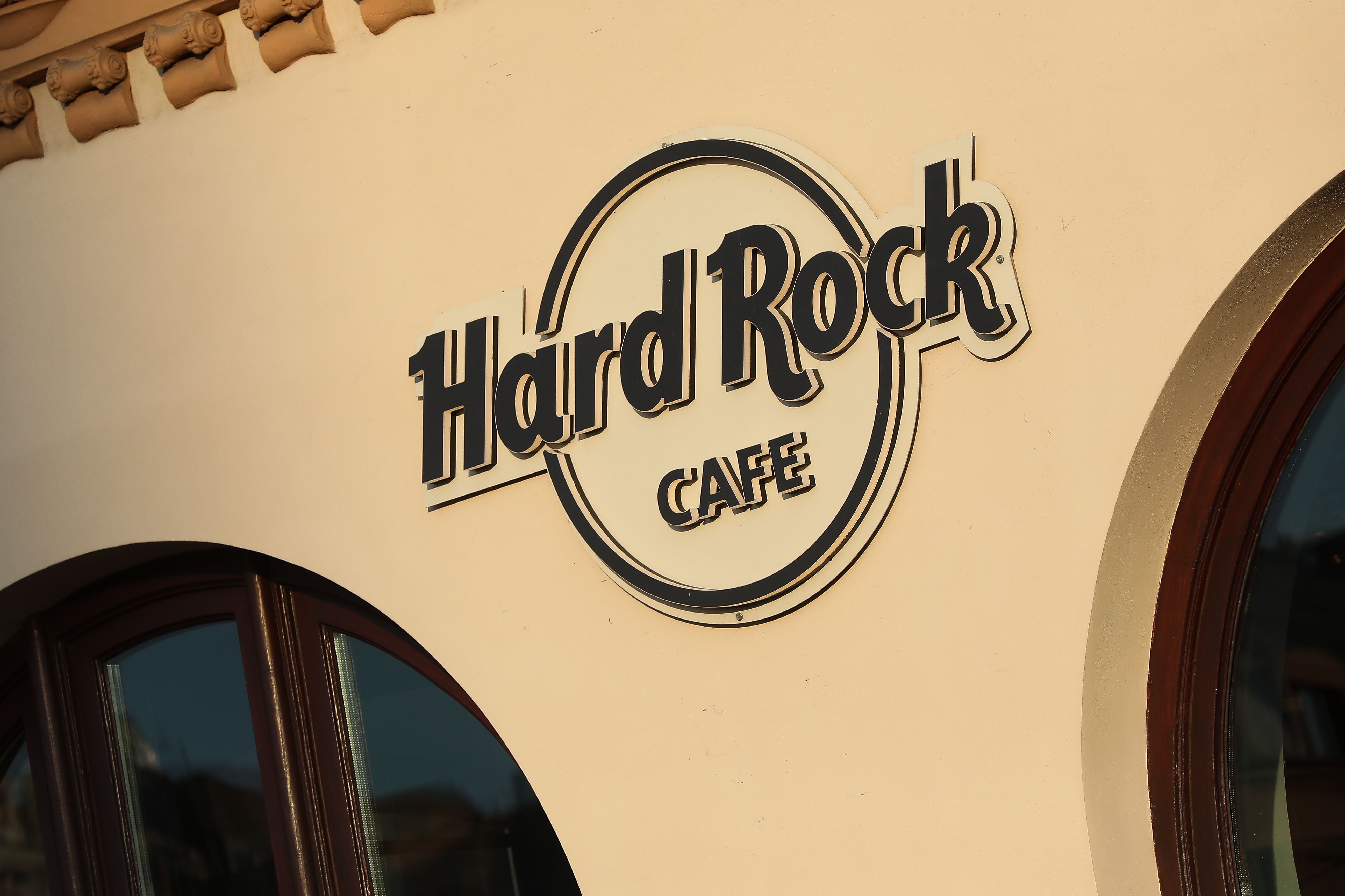 Das Hard Rock Cafe Logo an einer Hauswand in Krakau, Polen.