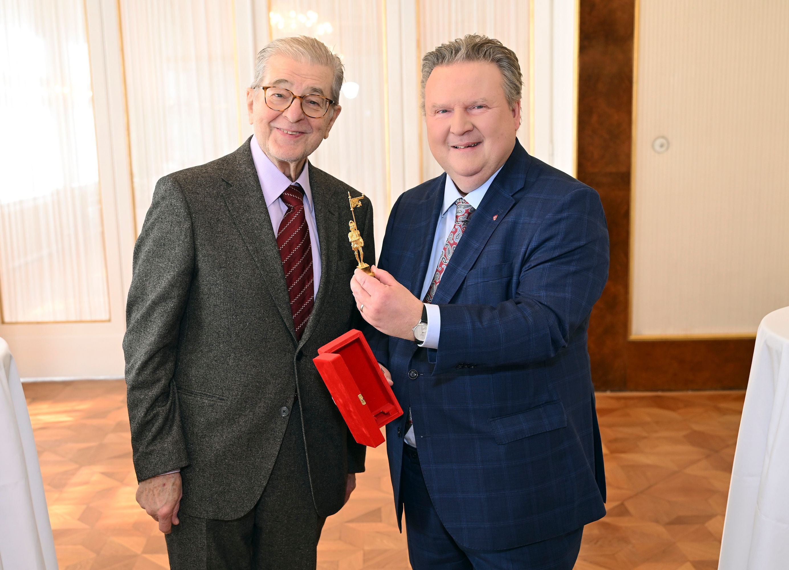 Bürgermeister Ludwig ehrte Erwin Steinhauer mit dem Goldenen Rathausmann.