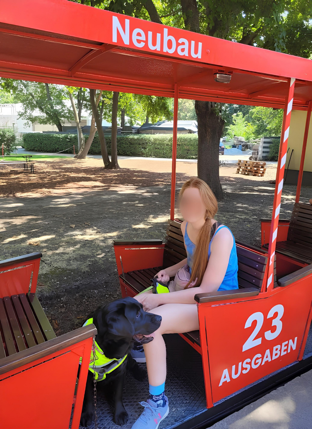 In der Liliputbahn darf Assistenzhund Kumar immer mit.