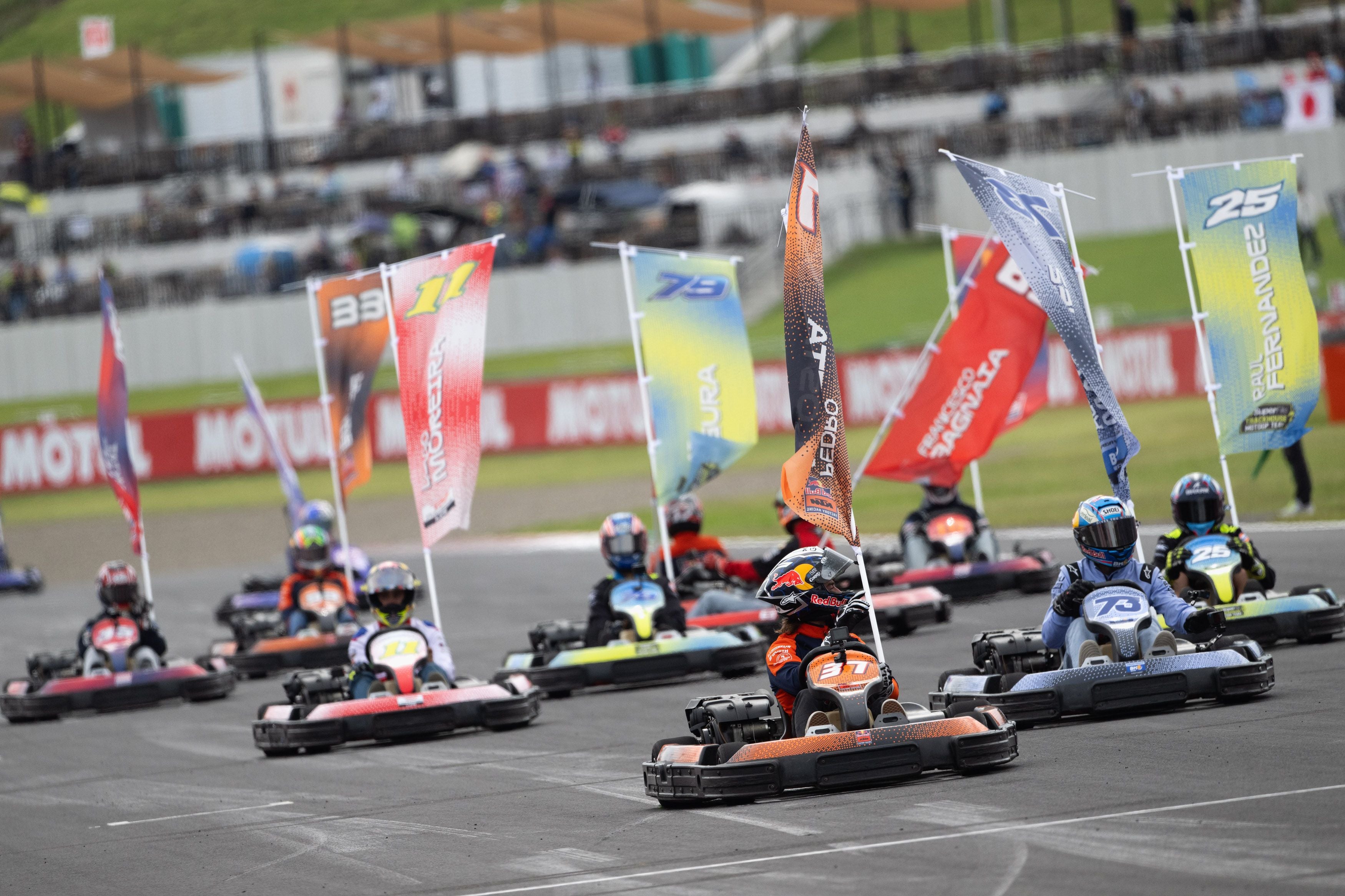 MotoGP-Stars beim Kartrennen.