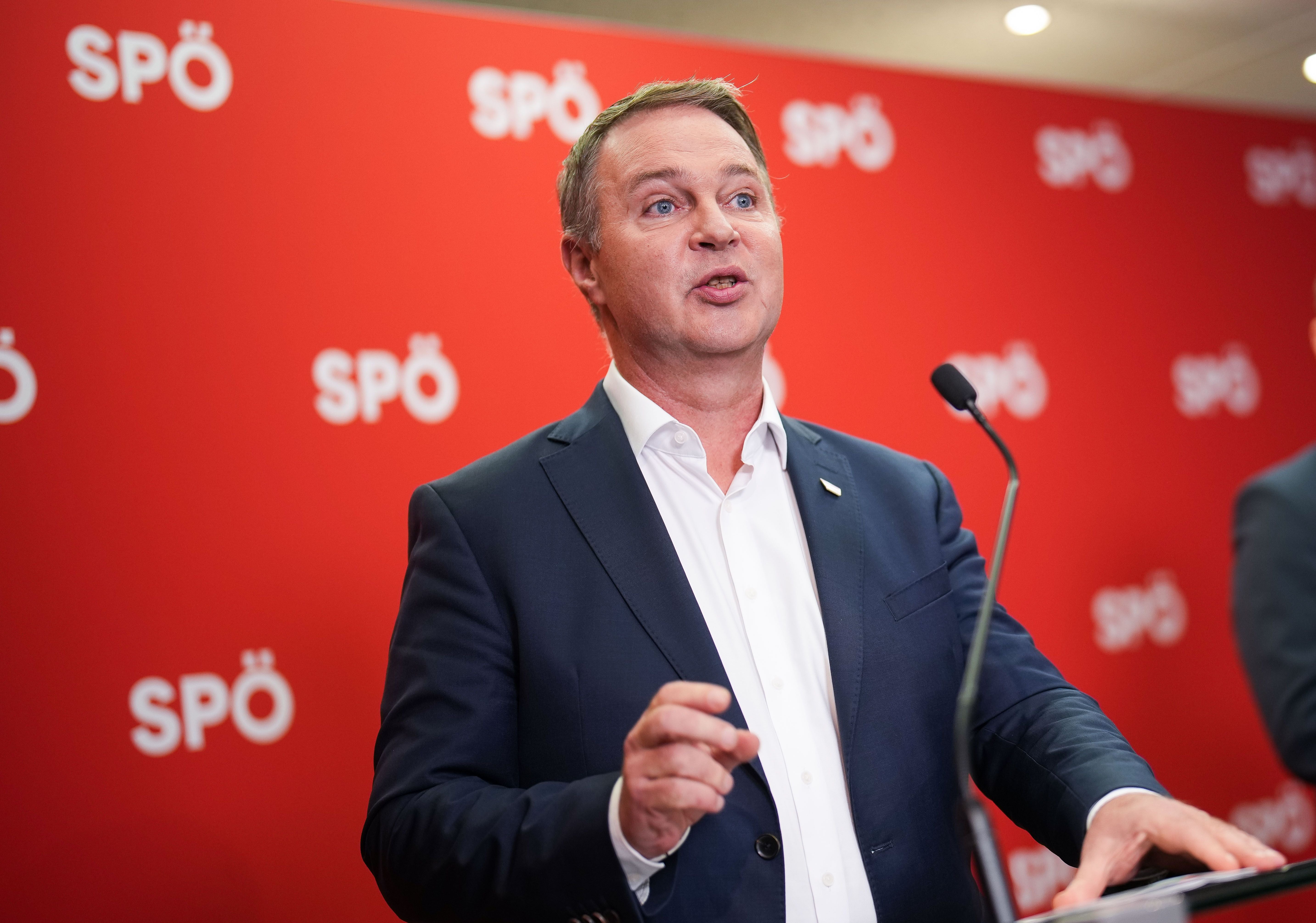 Ein Mann spricht am Rednerpult vor rotem Hintergrund mit SPÖ-Logo bei einer Pressekonferenz.