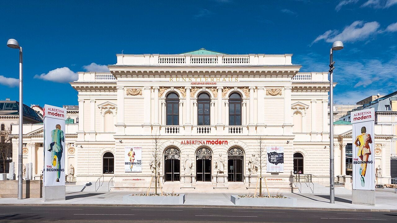 Das Künstlerhaus in Wien mit Plakaten der Ausstellung "Albertina modern: The Beginning".