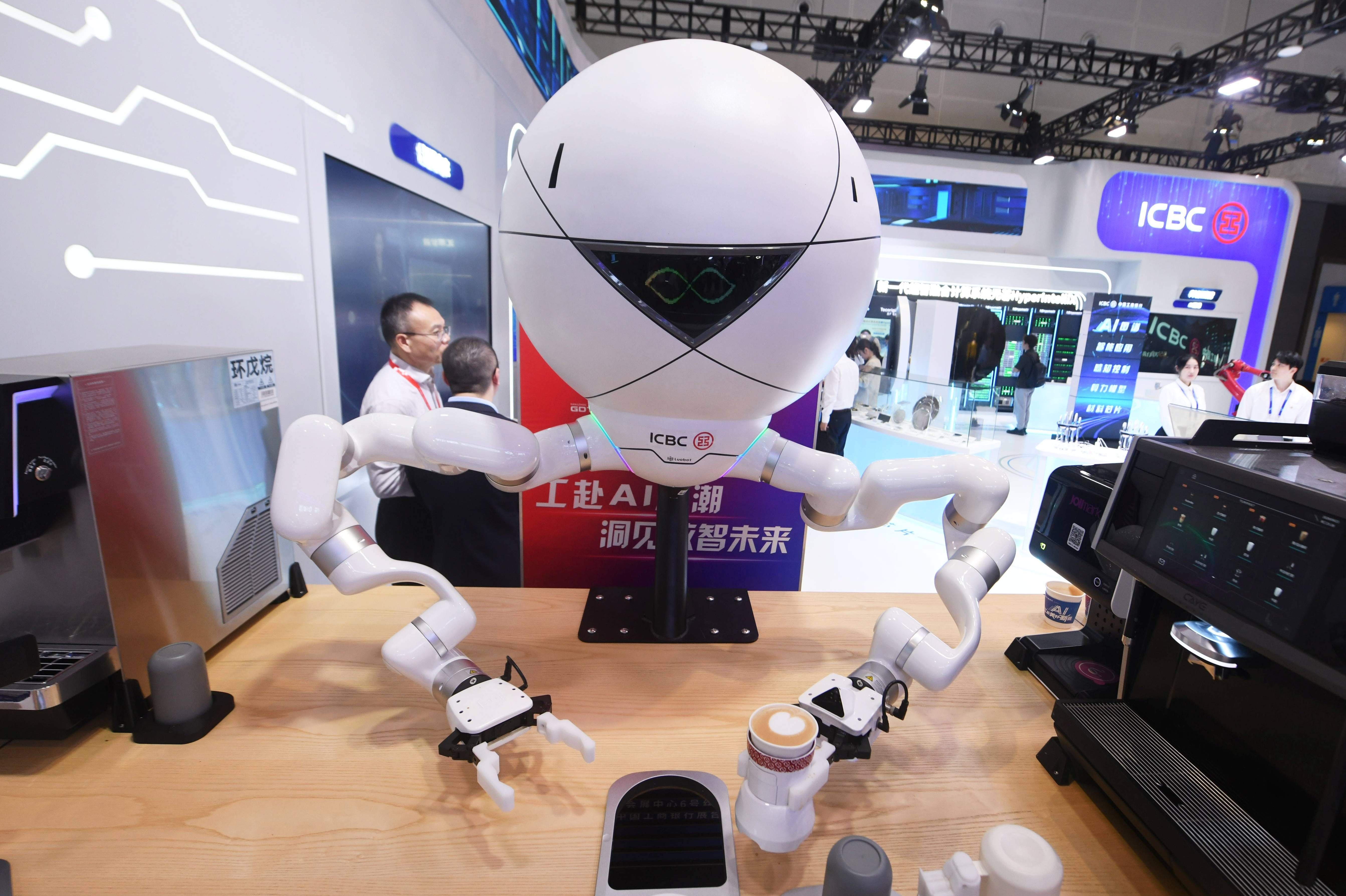 Ein humanoider Roboter bereitet auf einer Messe Kaffee für Besucher zu.