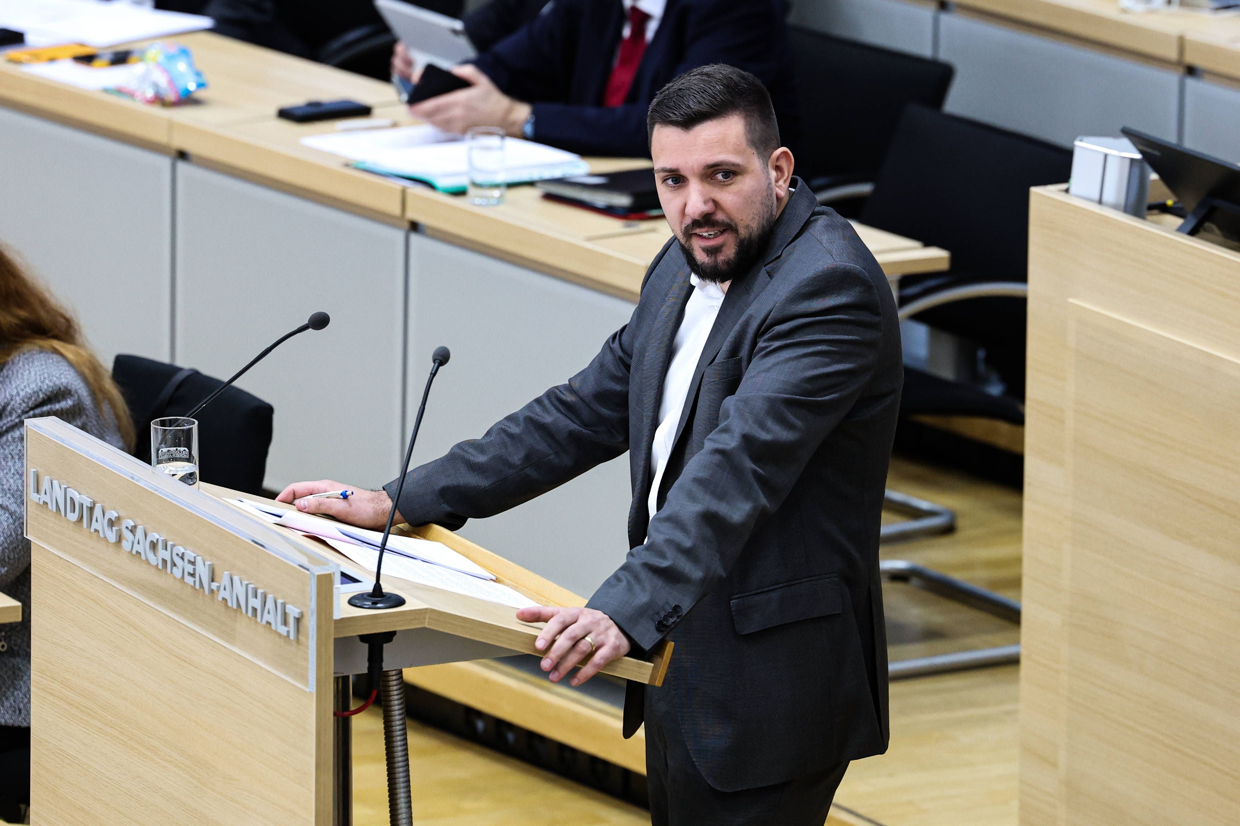Ein Mann spricht am Rednerpult im Landtag Sachsen-Anhalt bei einer Parlamentssitzung.
