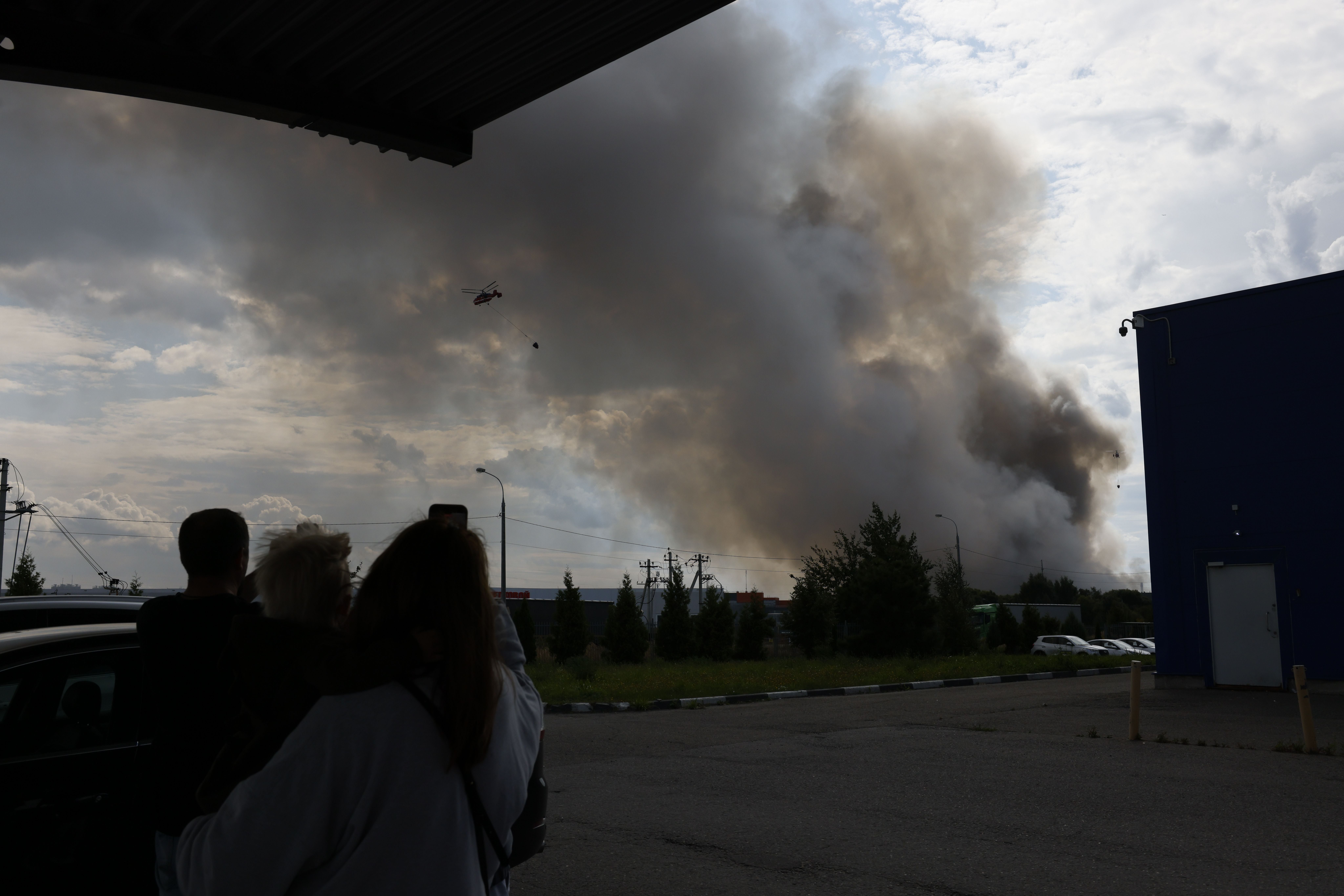 Dichter schwarzer Rauch steigt nach einem Drohnenangriff bei Moskau in den Himmel auf.