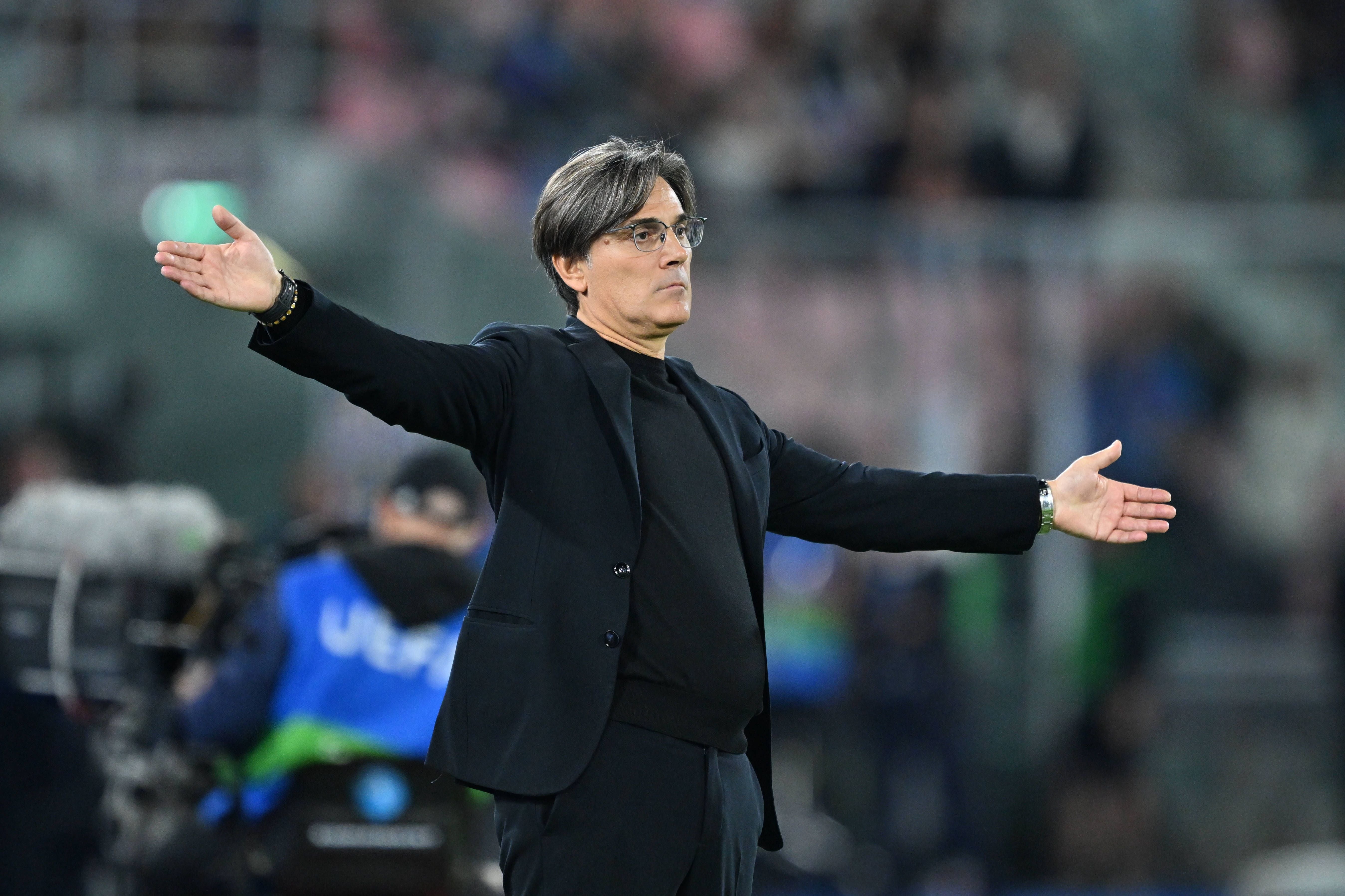 Vincenzo Montella steht im dunklen Sakko mit ausgebreiteten Armen gestikulierend an der Seitenlinie des Spielfelds.