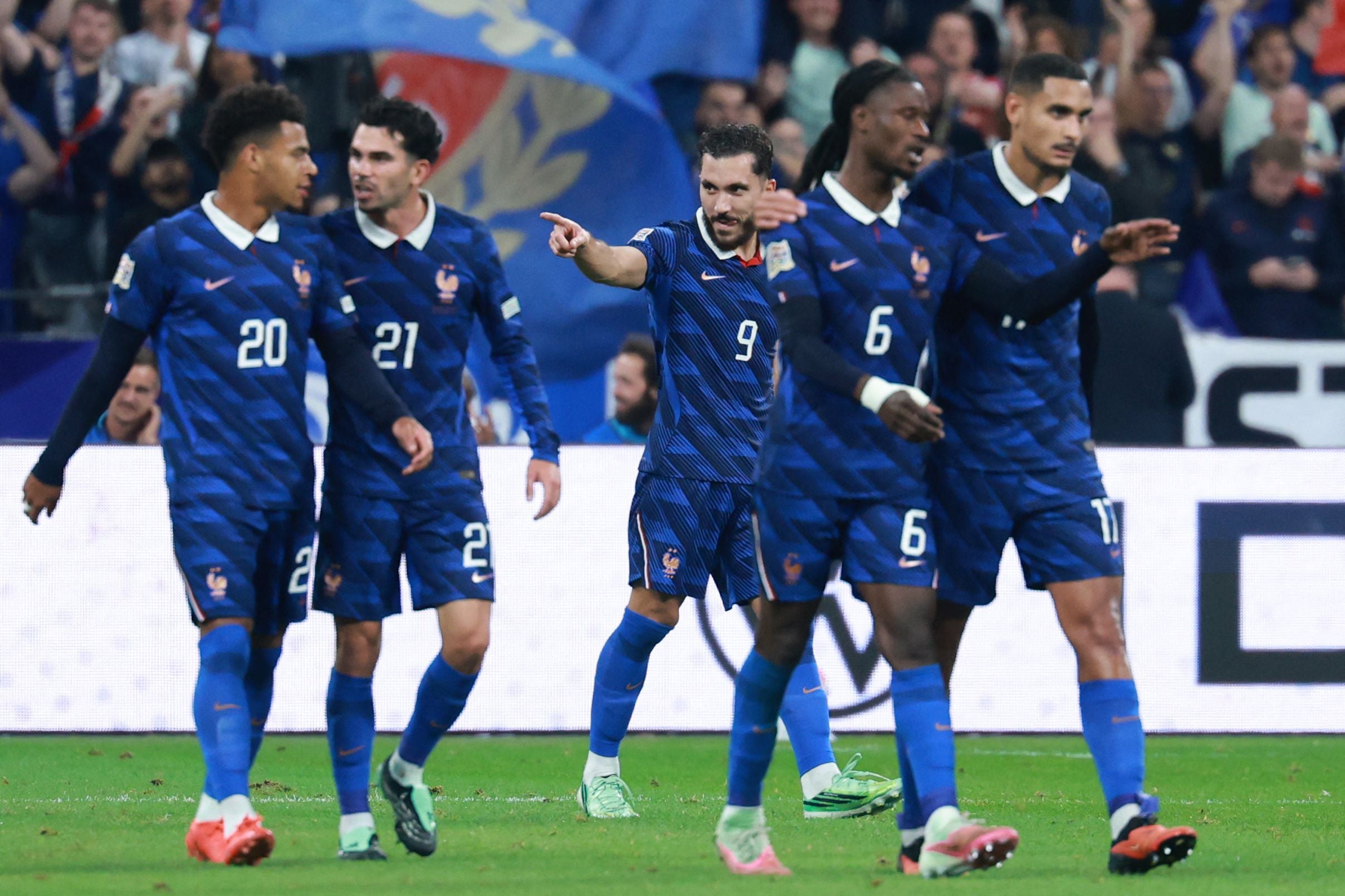 Französische Fußballspieler jubeln nach einem Tor beim UEFA Nations League-Spiel gegen Belgien.