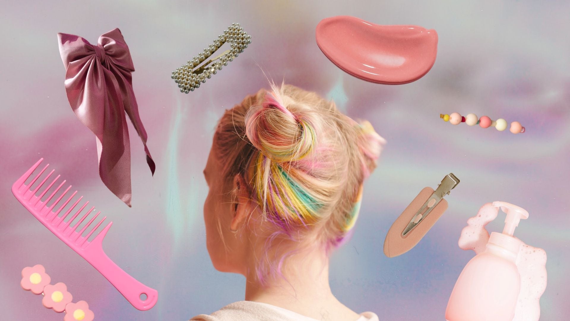 Frau mit bunten Haaren, umgeben von Haarschmuck, Kamm und Seifenspender auf pastellfarbenem Hintergrund.