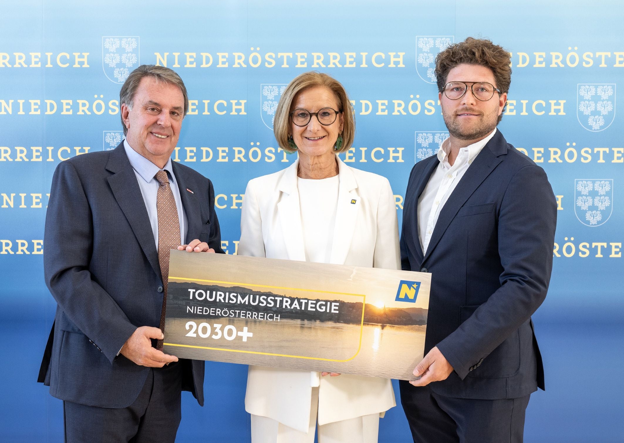 Bei der Pressekonferenz im Millenniumssaal (v.l.n.r.): Wirtschaftskammer NÖ Präsident Wolfgang Ecker, Landeshauptfrau Johanna Mikl-Leitner und Ferdinand Schachner.