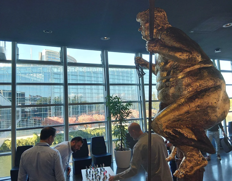Die neue Statue im EU-Parlament