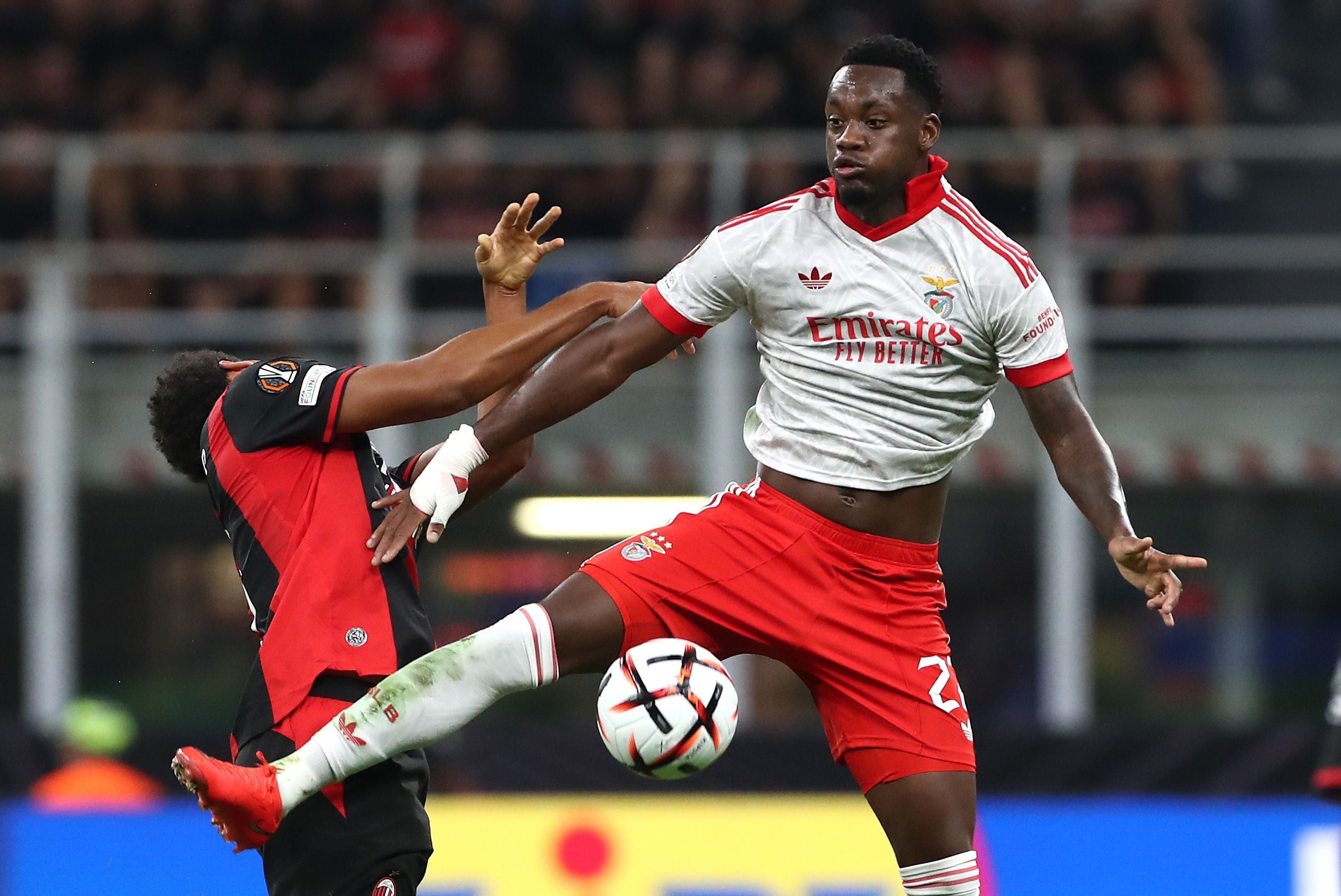 Zwei Fußballspieler kämpfen während eines Spiels in der Luft um den Ball.