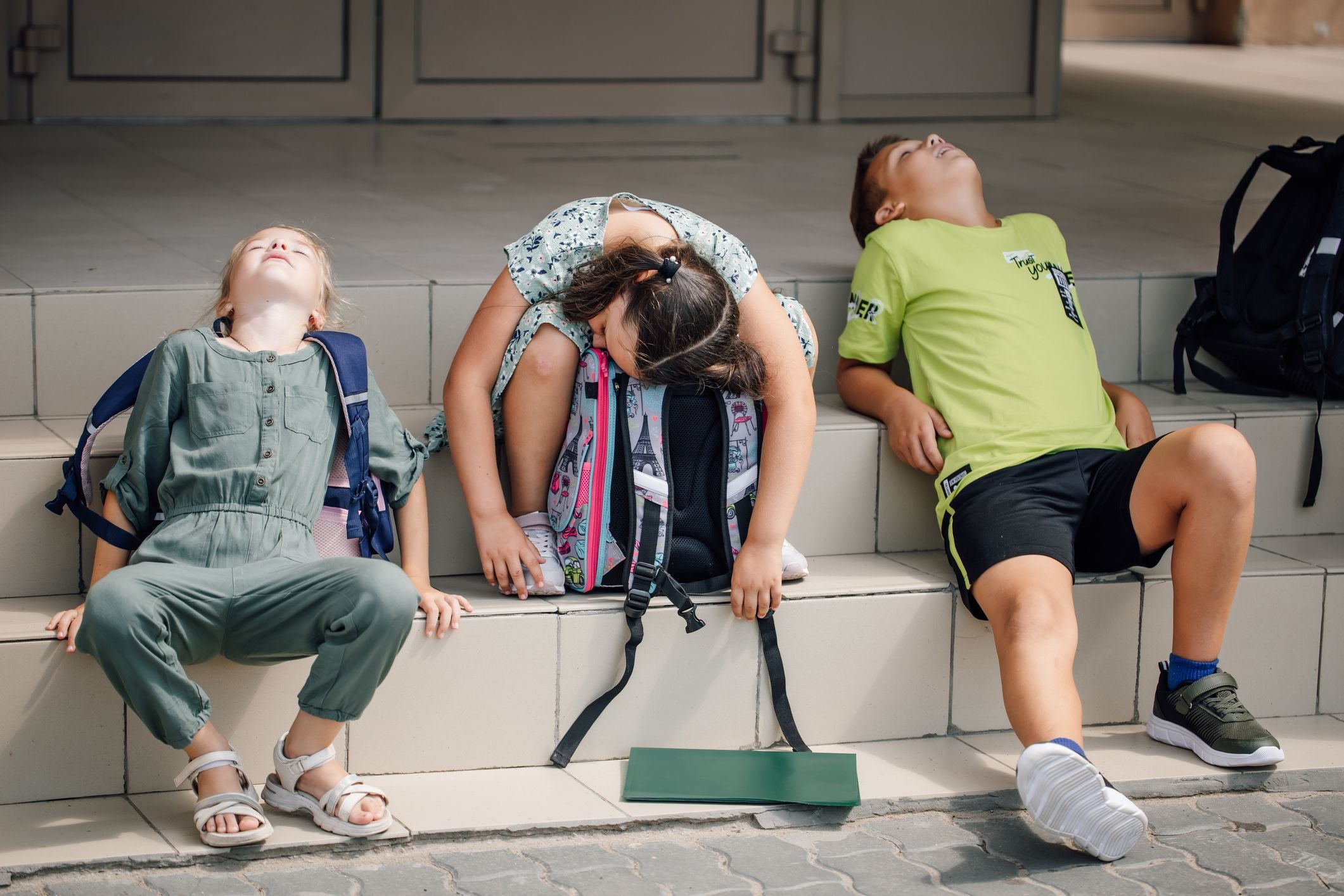 Kinder leiden unter der Hitze im Sommer.
