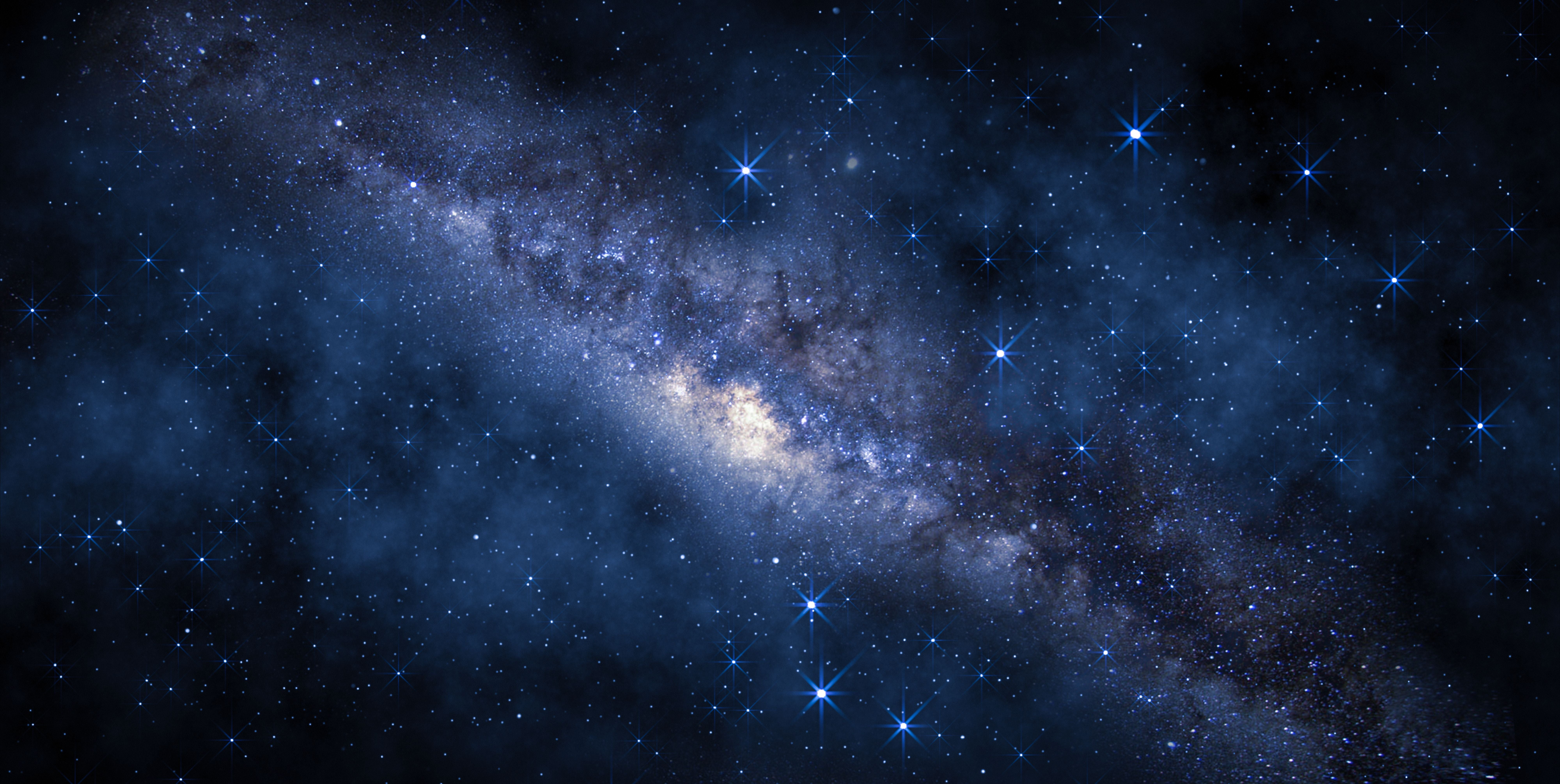 Die Milchstraße erstreckt sich mit leuchtenden Sternen und kosmischem Staub durch die dunkle Nacht.