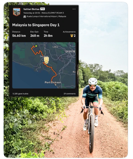 Radfahrer auf einem Schotterweg, daneben eine Karte mit Fahrdaten von Malaysia nach Singapur.