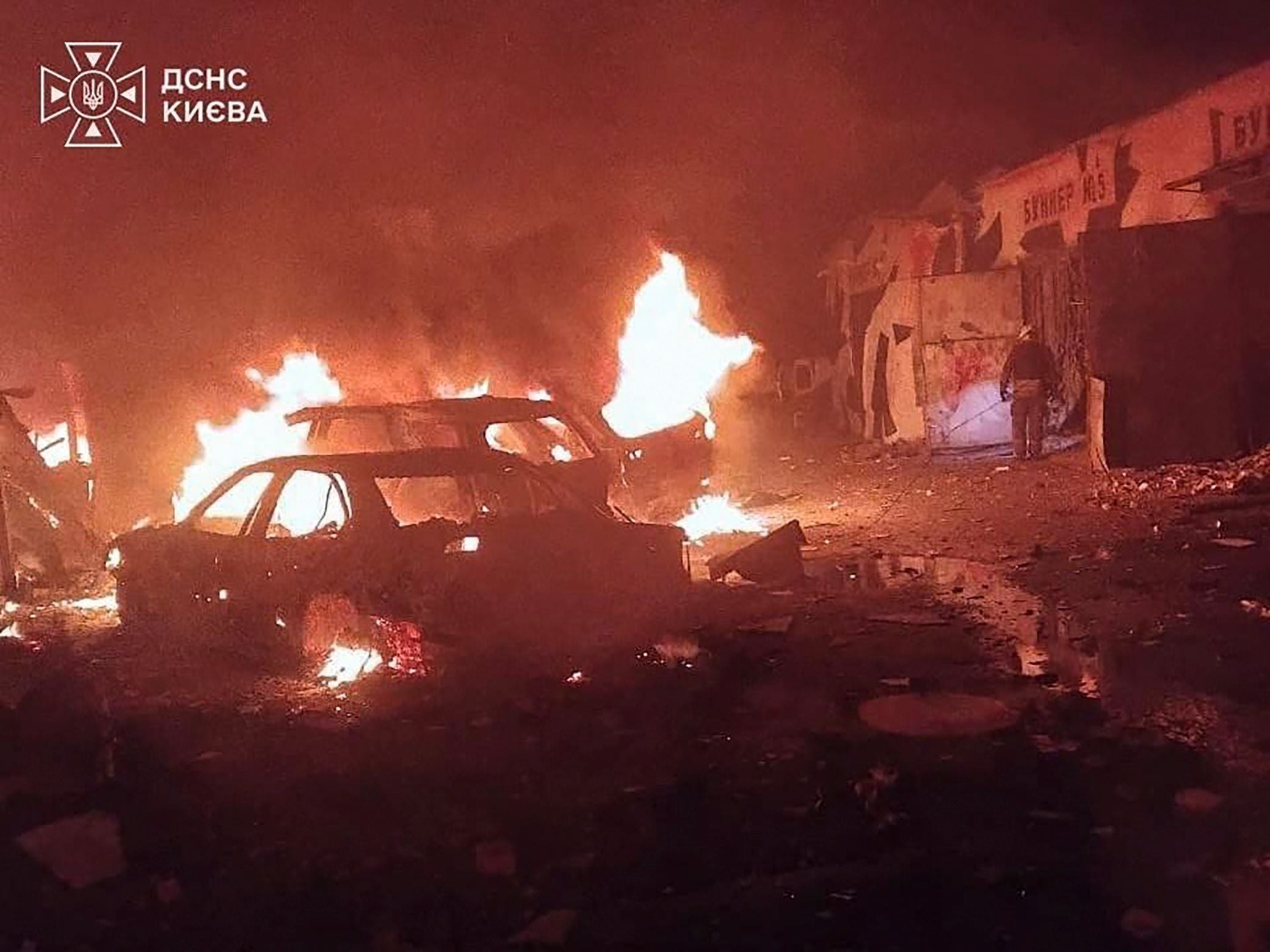 Brennende Autos nach einem nächtlichen Raketenangriff in einem Wohngebiet in Kiew.