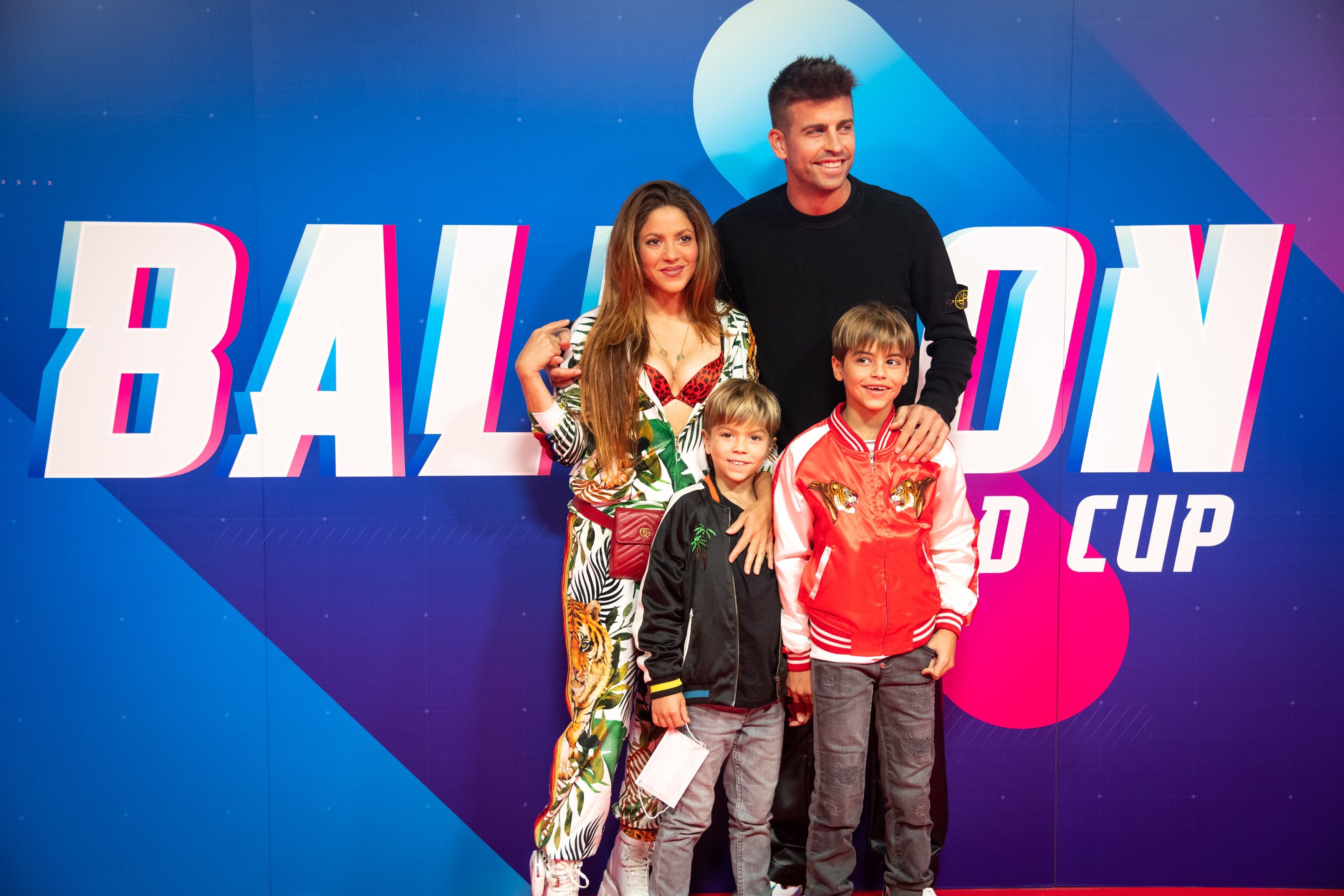 Shakira, Gerard Piqué und zwei Jungen posieren vor einer Balloons World Cup Wand in Tarragona.