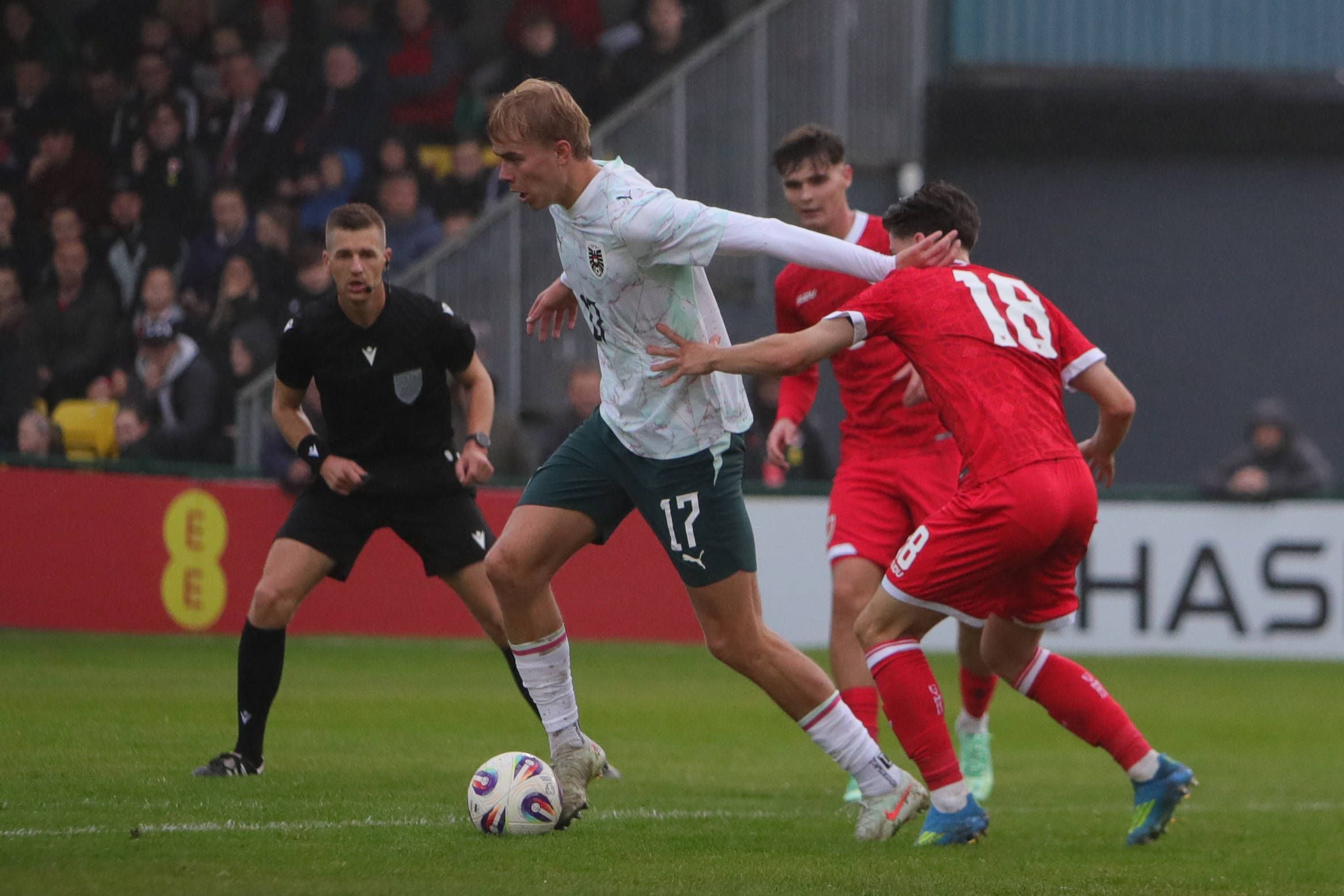 U21, U 21 Wales v U21 Austria, U21 UEFA EUROPEAN CHAMPIONSHIPS, Qualifier Erik Kojzek of Austria Under 21 and Calum Agius of Wales Under 21 during the U21 UEFA EUROPEAN CHAMPIONSHIPS qualification match between U21 Wales and U21 Austria at the Oval, Caernarfon, UK on 6 October 2026. Caernarfon the Oval Wales UK Editorial use only , Copyright: xAlunxRobertsx PSI-24971-0101