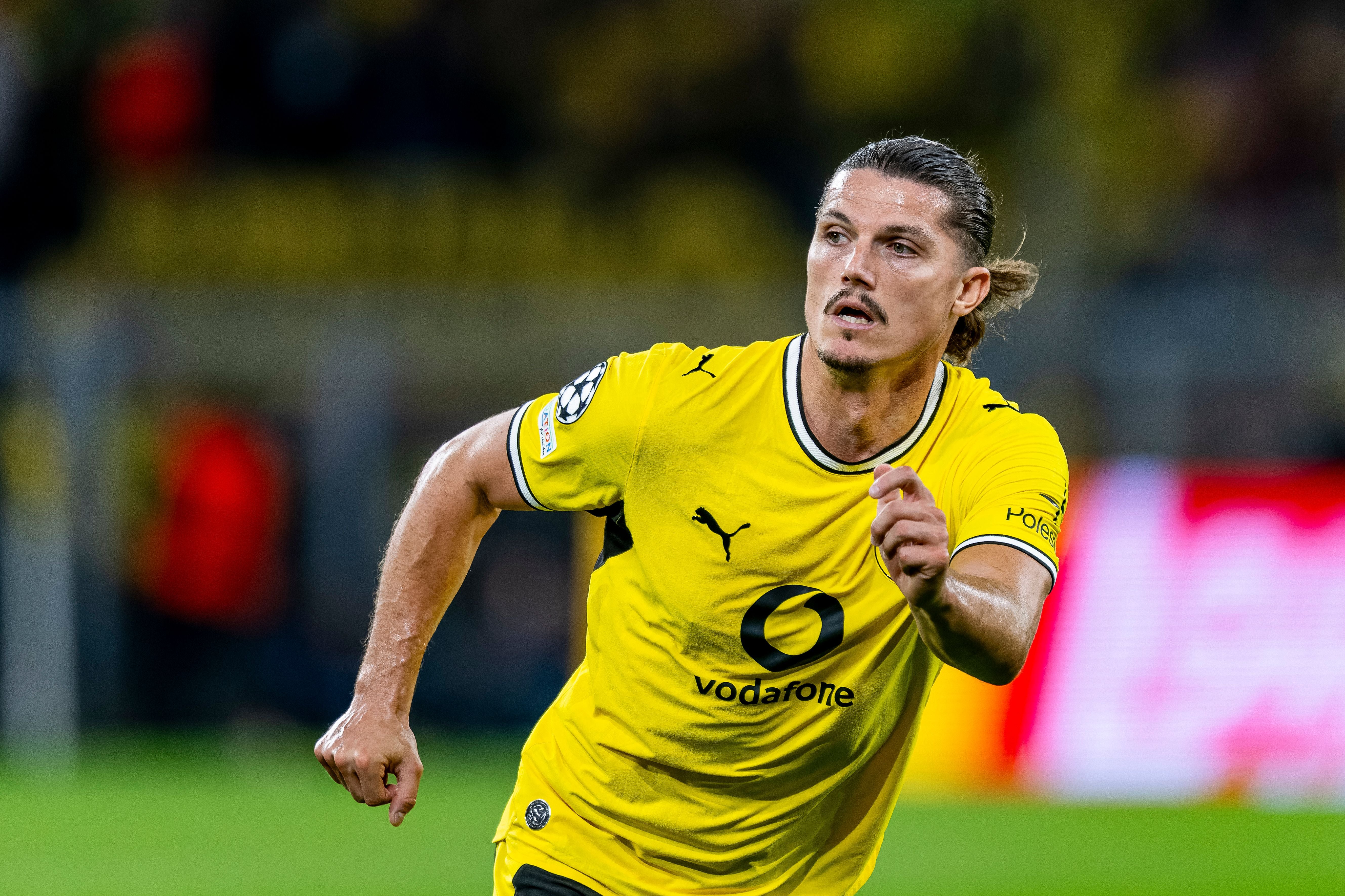 Ein Fußballspieler von Borussia Dortmund läuft im gelben Trikot über das Spielfeld.