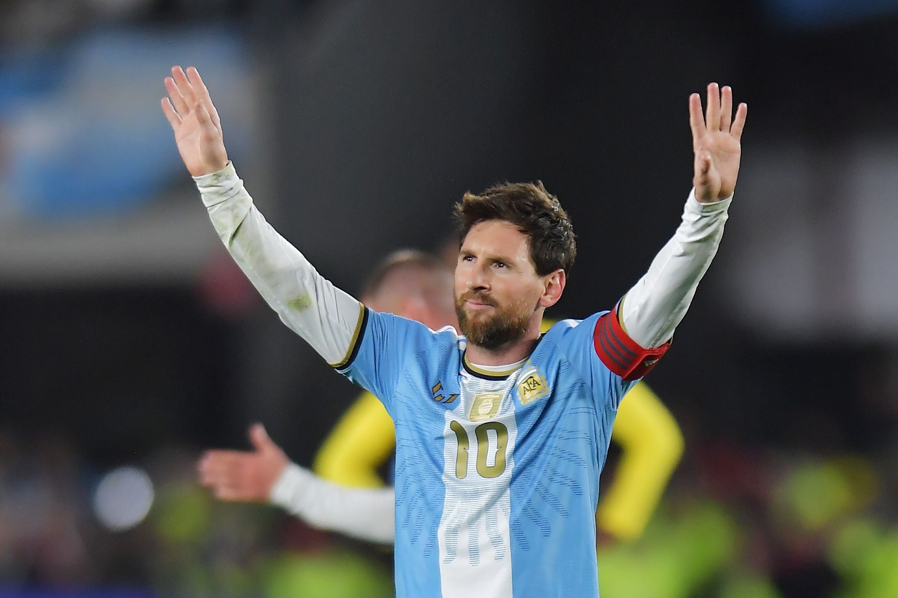 Ein argentinischer Fußballspieler hebt jubelnd beide Arme auf dem Spielfeld.