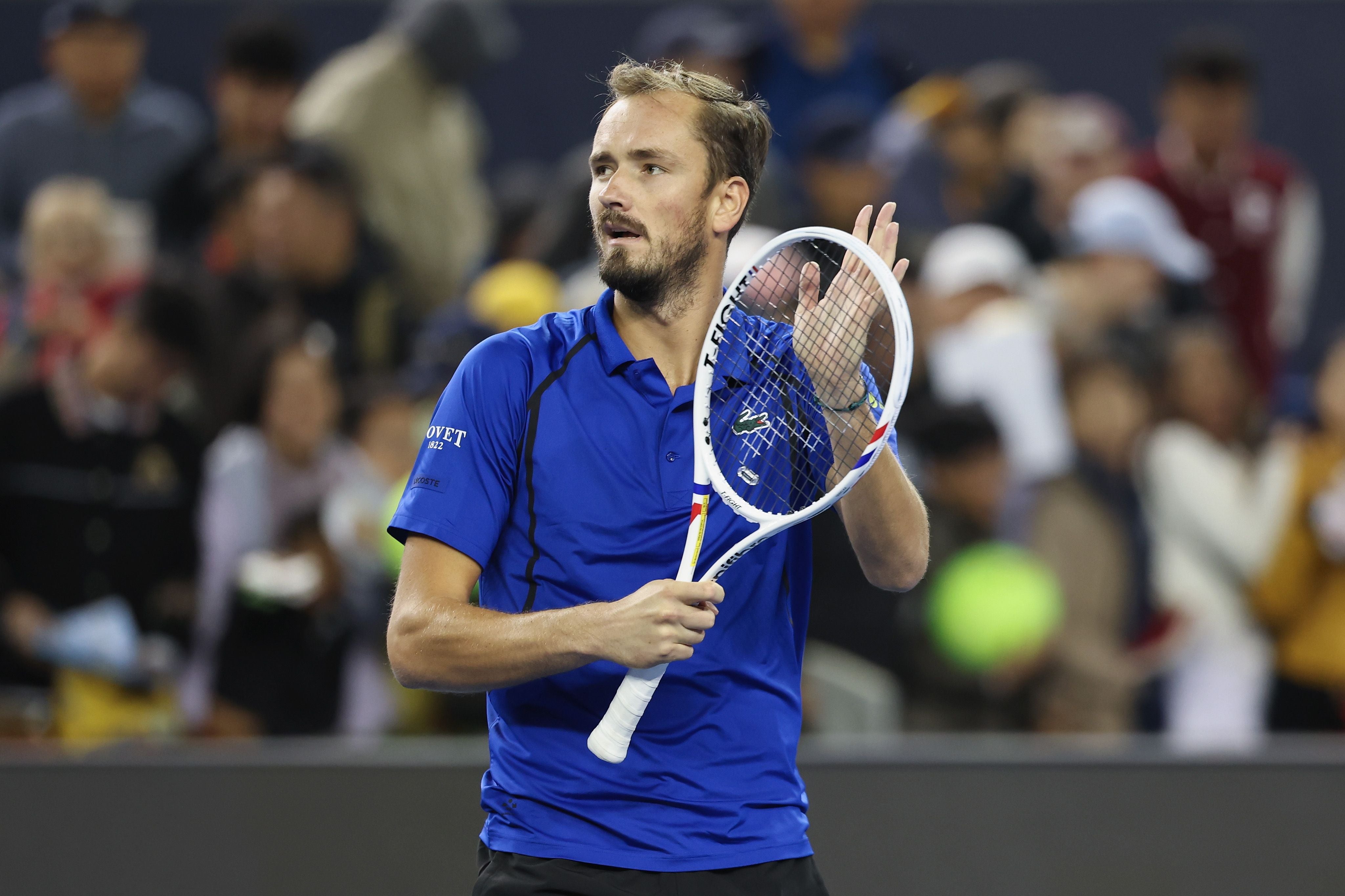 Tennis-Star Medwedew zeigt Reue: Mit einem besonderen Geschenk besucht er den verletzten Fan