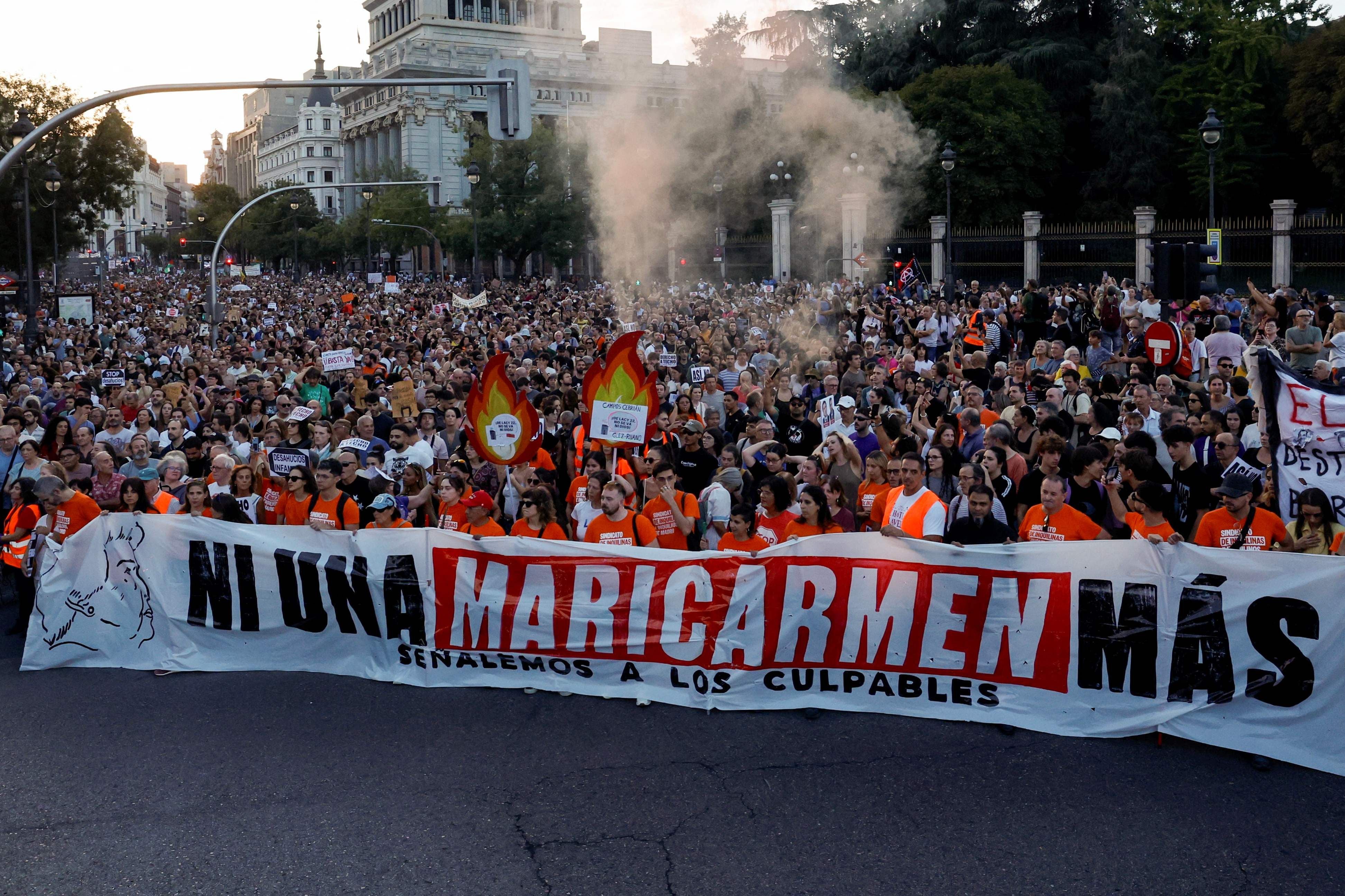 Große Menschenmenge bei Protest in Madrid mit Banner gegen Zwangsräumungen und Wohnungskrise.