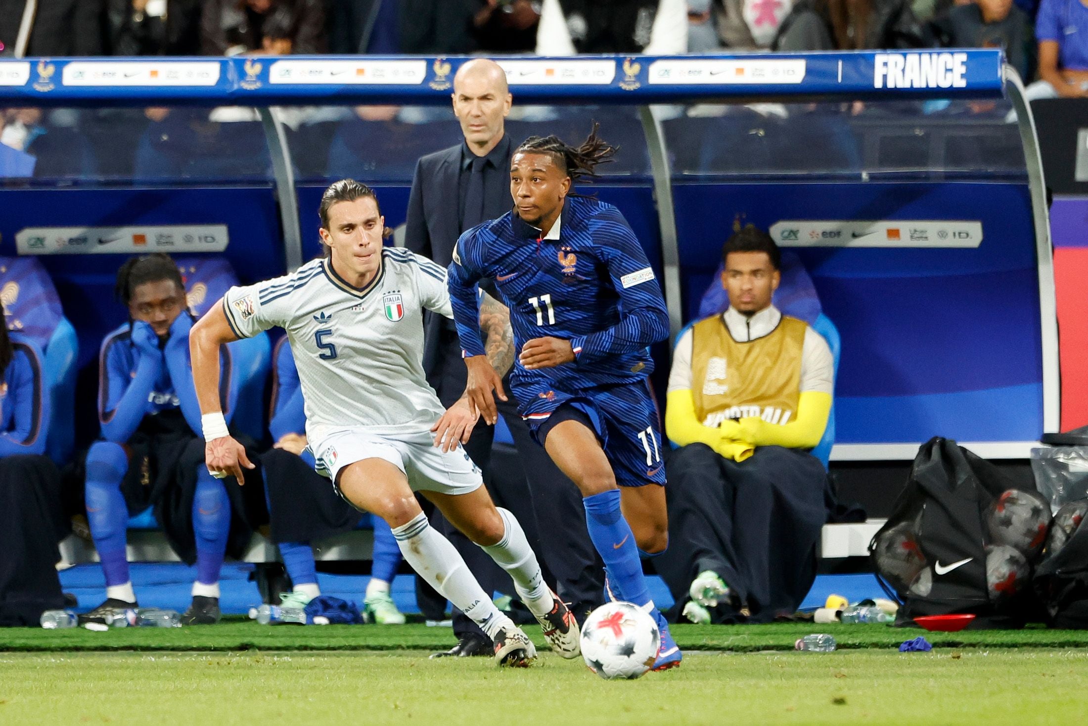 Zinédine Zidane bleibt ungeschlagen – Frankreich marschiert Richtung Viertelfinale.