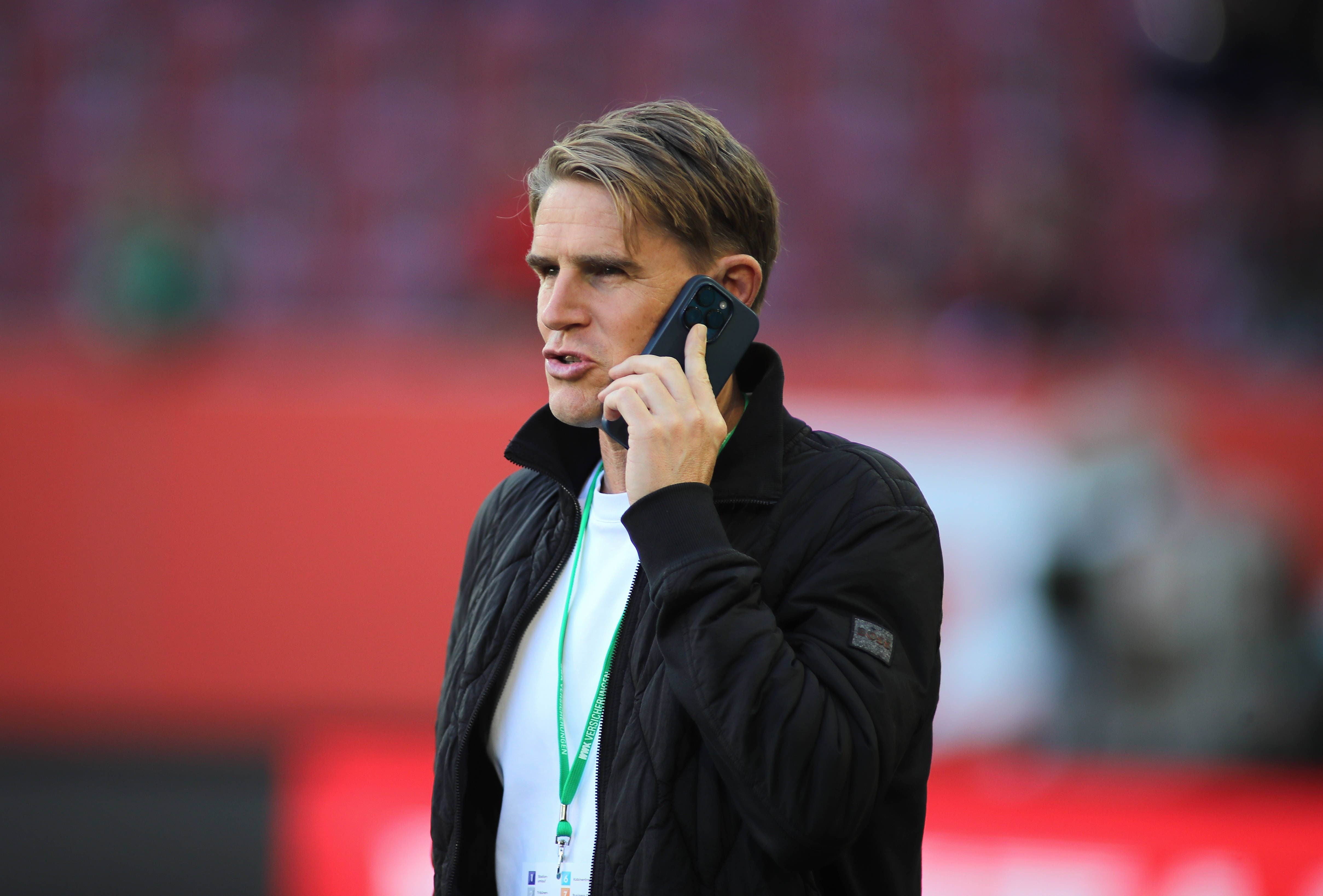 Fussball, Herren, Saison 2025/2026, FC Augsburg - FC Bayern München, Bundesliga, WWK Arena Christoph Freund, Sportdirektor FC Bayern München am Telefon, telefonieren, Handy, Smartphone DFL / DFB regulations prohibit any use of photographs as image sequences and/or quasi-video *** Football, Men, Season 2025 2026, FC Augsburg FC Bayern Munich, Bundesliga, WWK Arena Christoph Freund, Sports Director FC Bayern Munich on the phone, calling, cell phone, smartphone DFL DFB regulations prohibit any use of photographs as image sequences and or quasi video