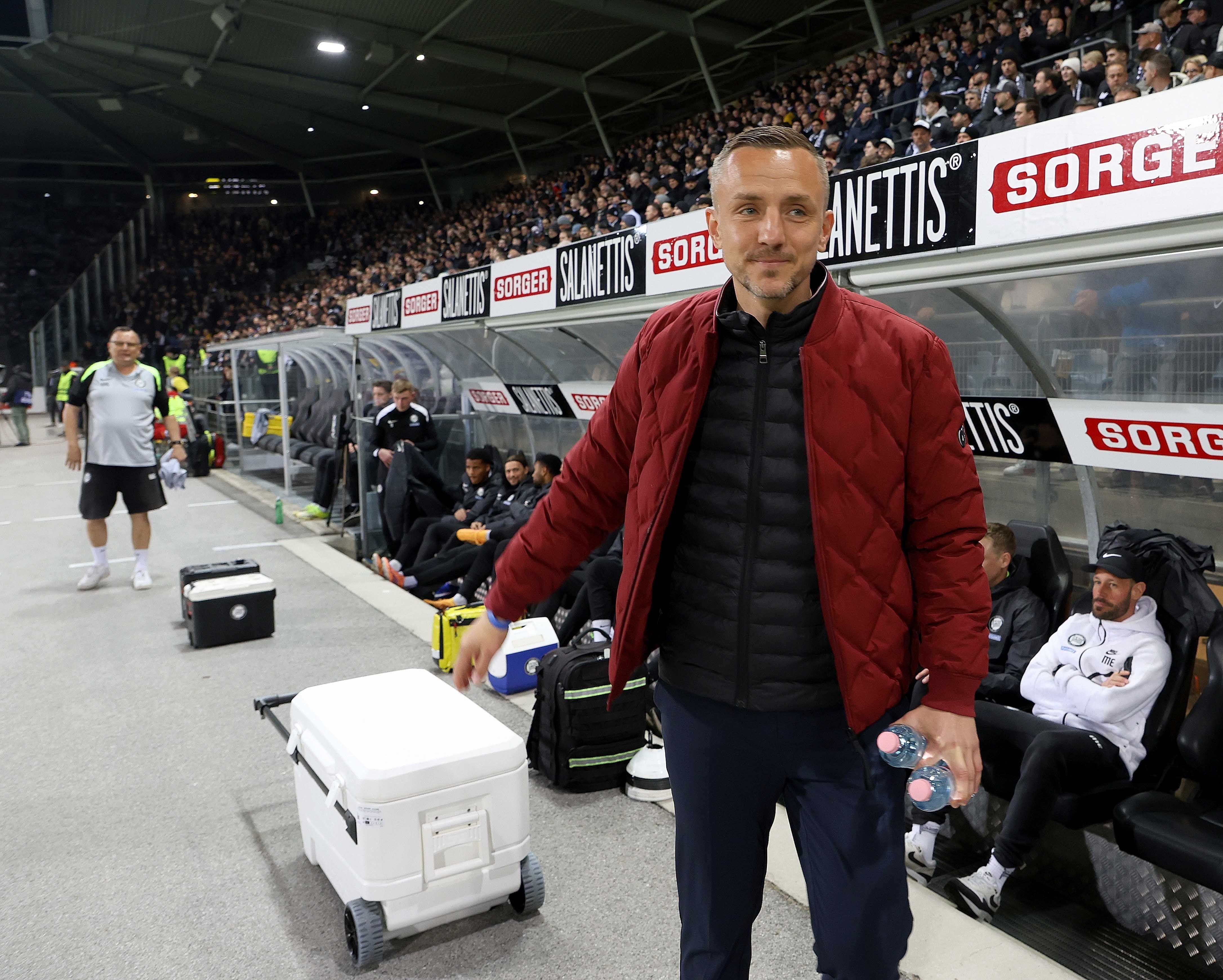 p20260320_2132 SK Puntigamer Sturm Graz vs. FC Red Bull Salzburg (1:1 Endstand, HZ 1:1) am 20.03.2026. Bild zeigt: v.l. Trainer Daniel BEICHLER. Foto © by der Plankenauer, www.der-plankenauer.at