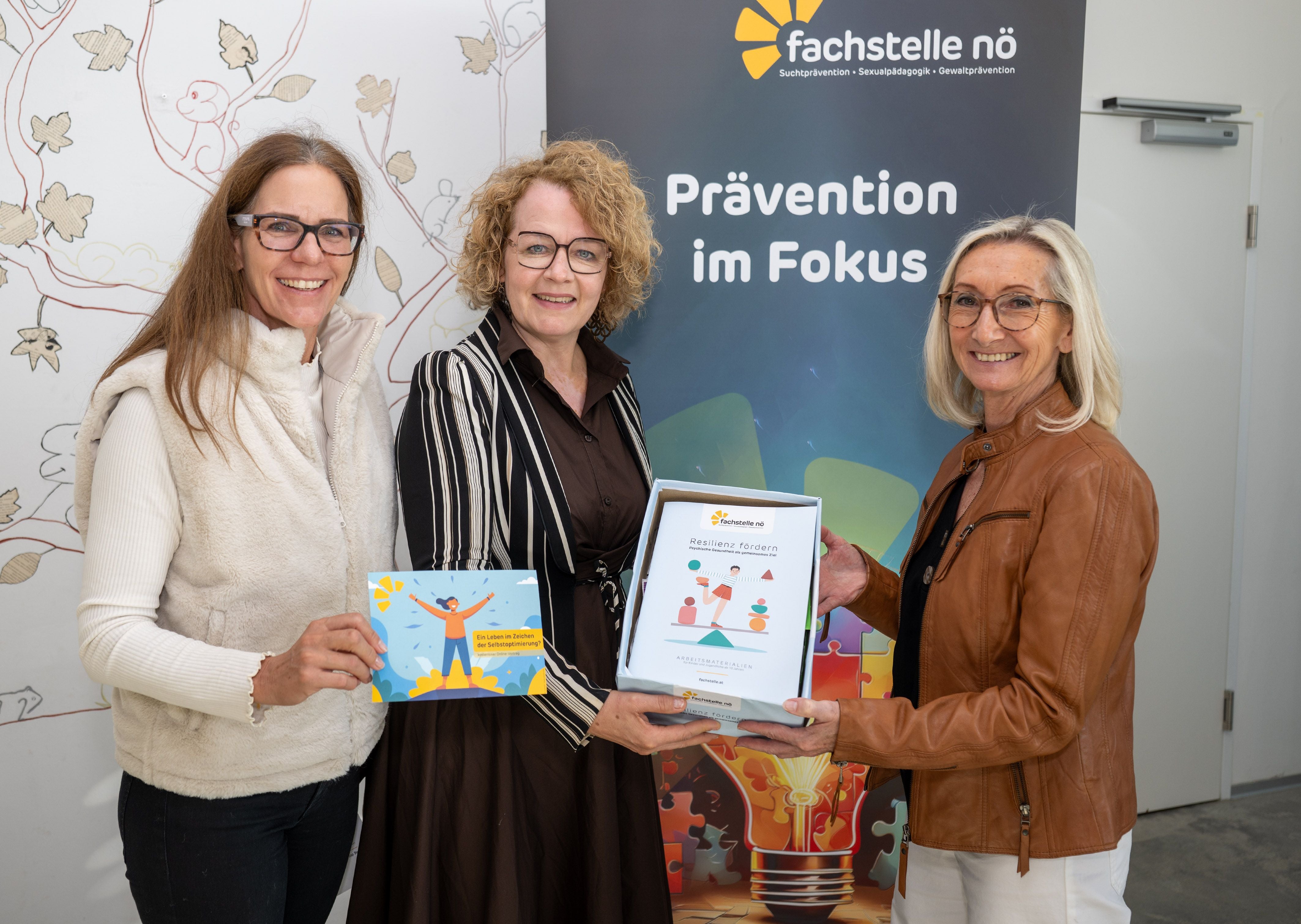 v.l.: Geschäftsführerin der Fachstelle für Prävention NÖ und Suchtkoordinatorin Ursula Hörhan, Bildungs-Landesrätin Christiane Teschl-Hofmeister und Schulleitung der SMS Wölbling Petra Schrott