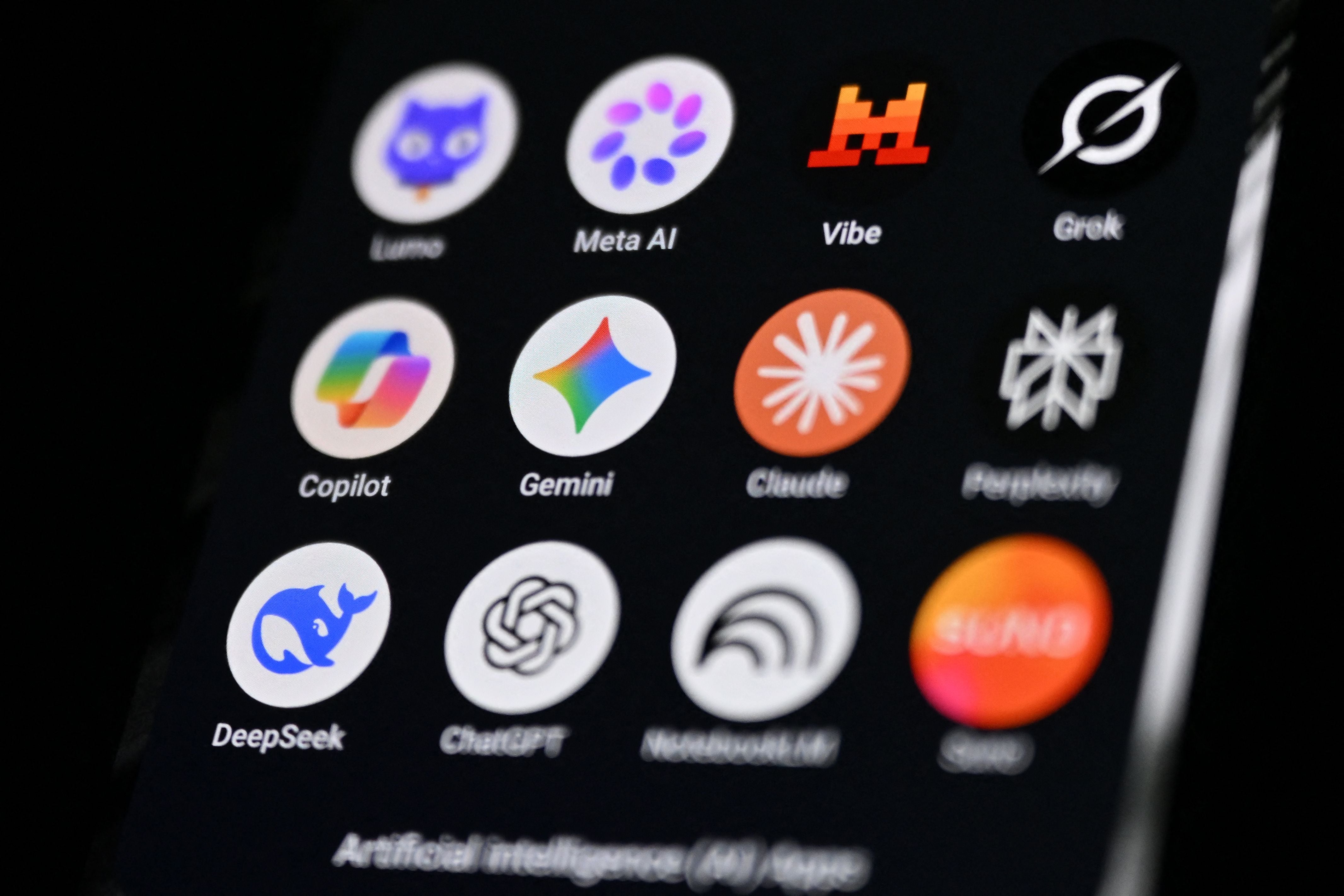 Mehrere KI-App-Icons sind auf einem Smartphone-Bildschirm zu sehen.