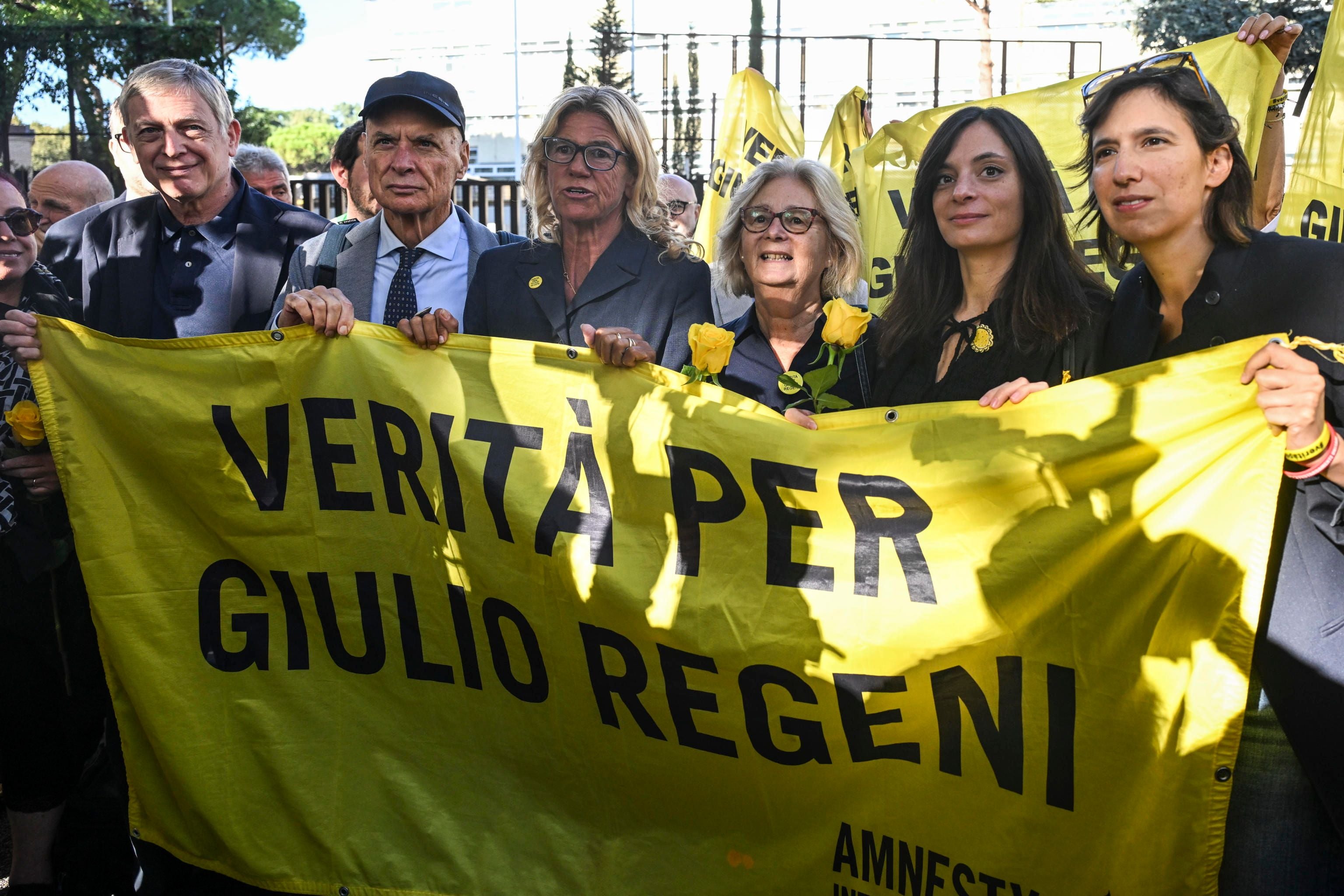 Mehrere Menschen halten ein gelbes Banner mit der Aufschrift "Verità per Giulio Regeni".