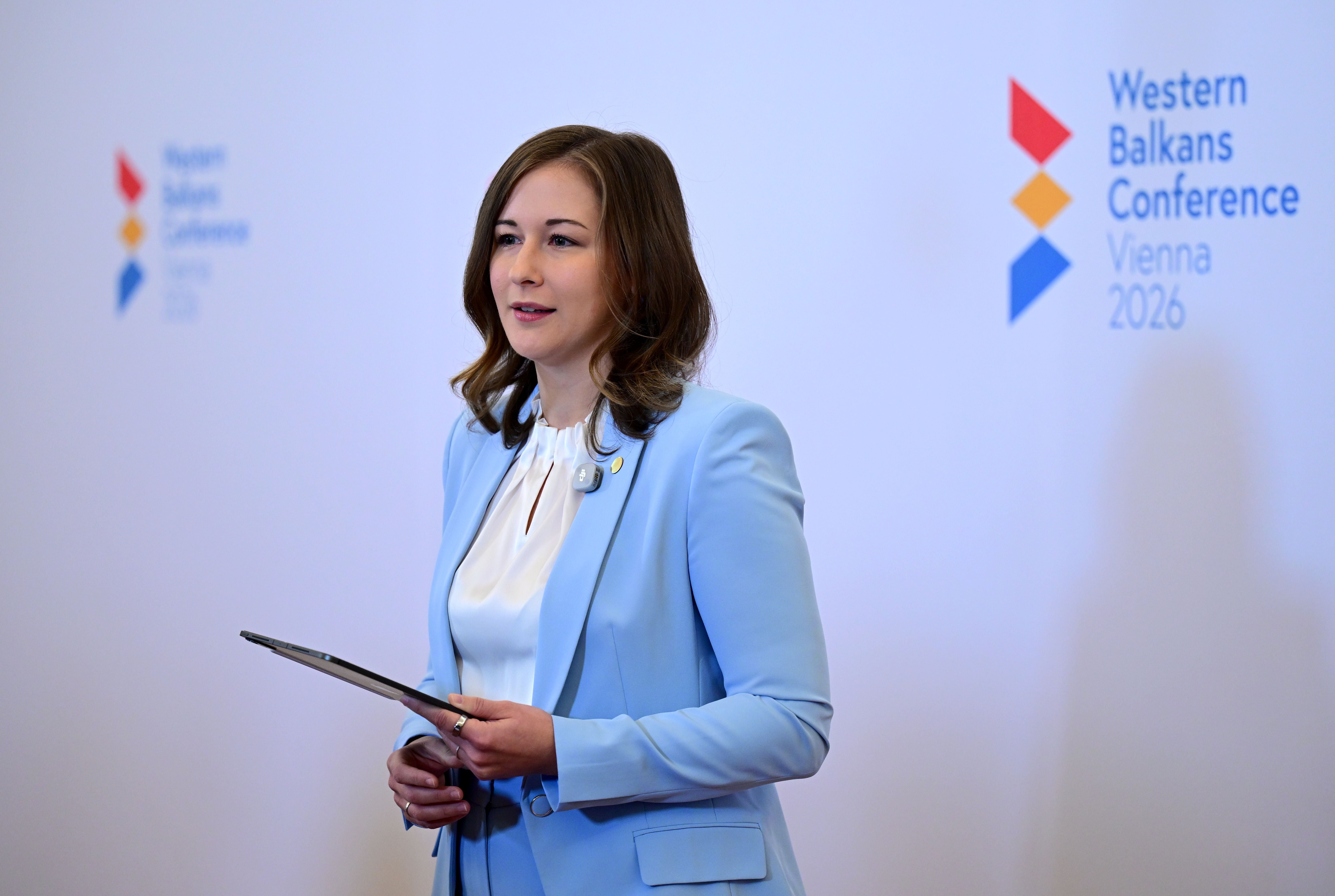 Frau in hellblauem Anzug spricht auf der Western Balkans Conference 2026 in Wien.