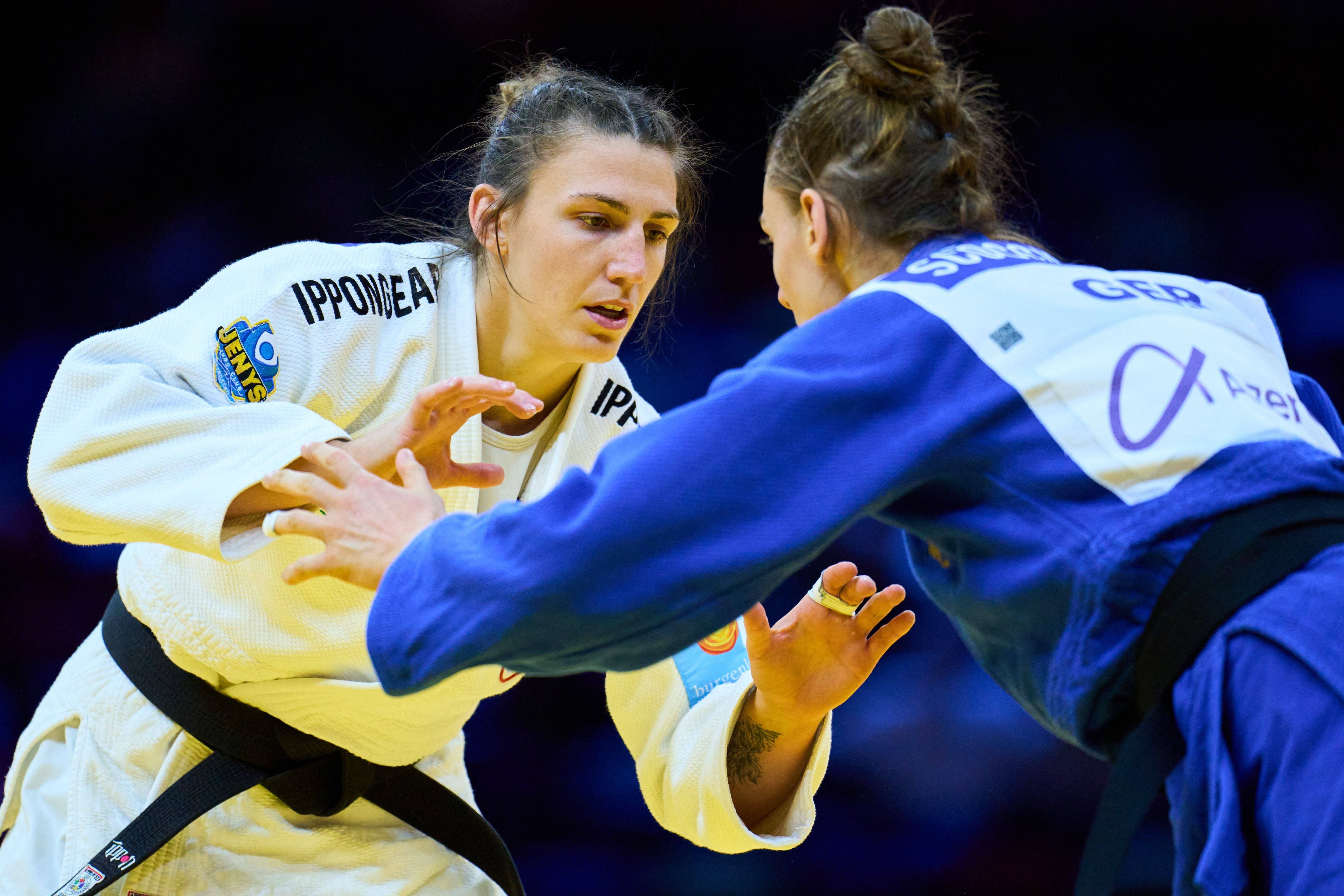 Zwei Judoka kämpfen im Halbfinale der Weltmeisterschaft in der Gewichtsklasse -70kg.