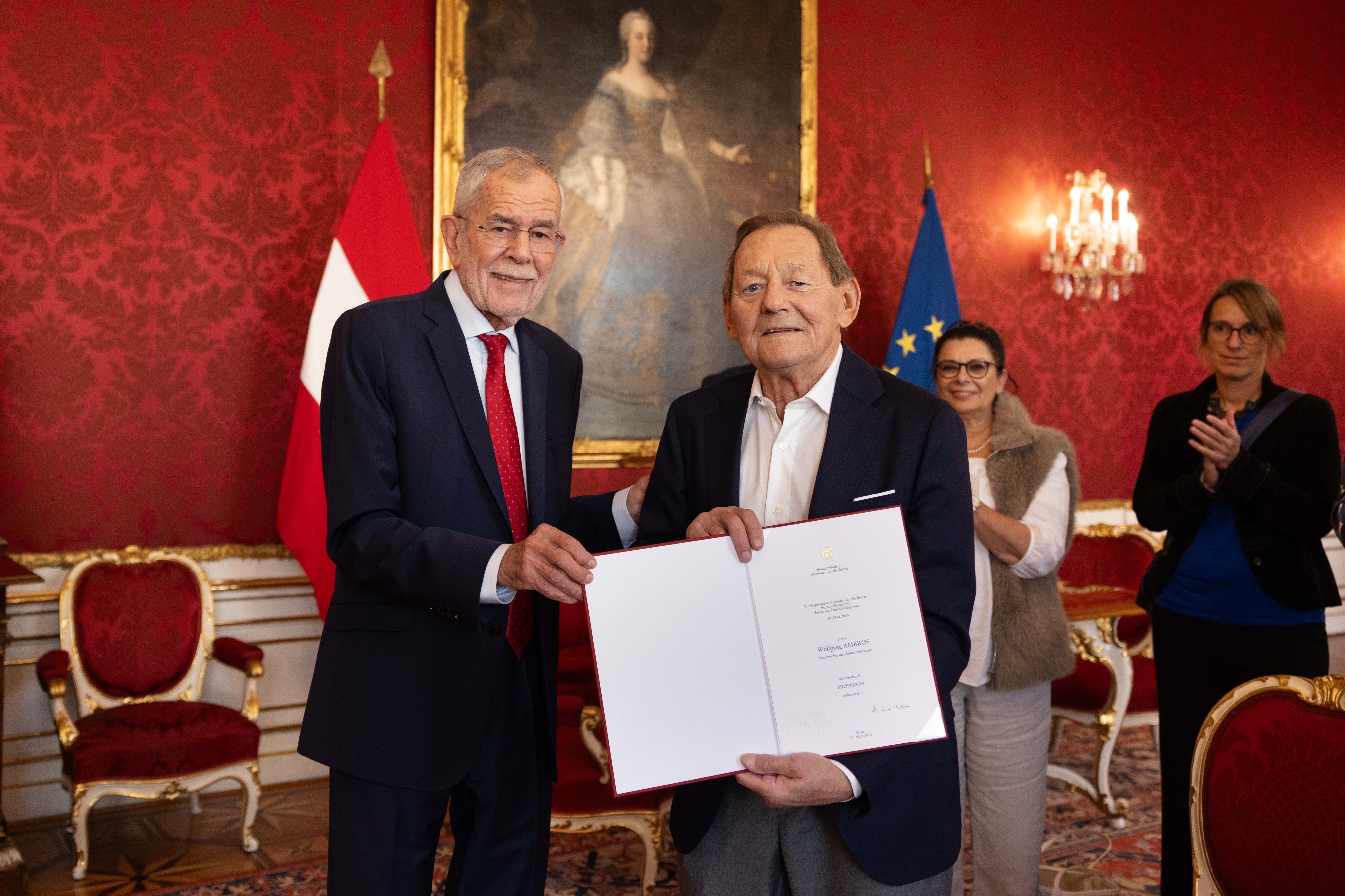 Wolfgang Ambros erhält von Van der Bellen eine Auszeichnung, im prunkvollen roten Saal.