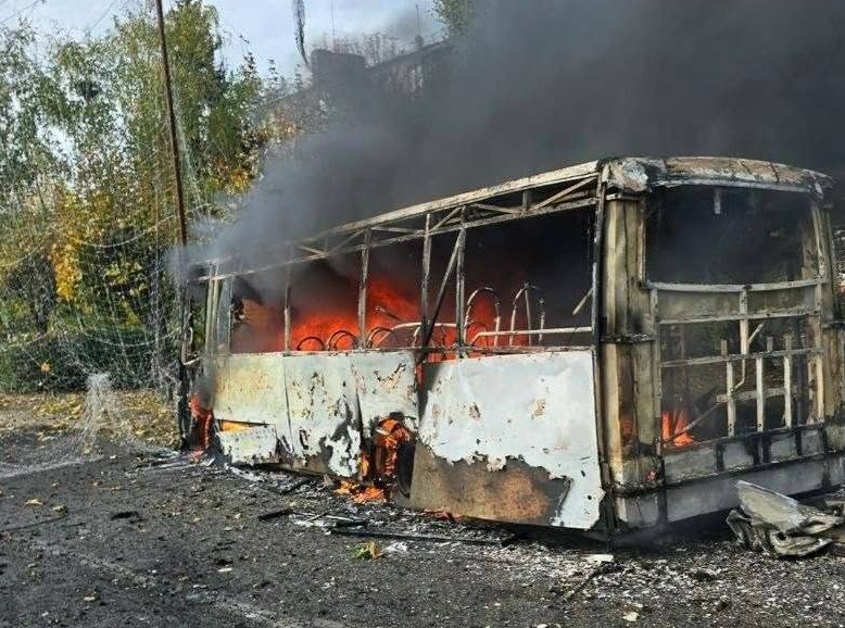 Ein ausgebrannter Bus raucht stark nach einem Angriff in der Ostukraine.