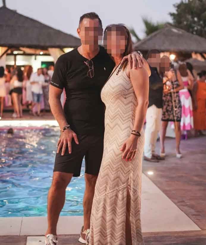 Ein Paar posiert gemeinsam vor einem Pool bei einer Feier im Freien.